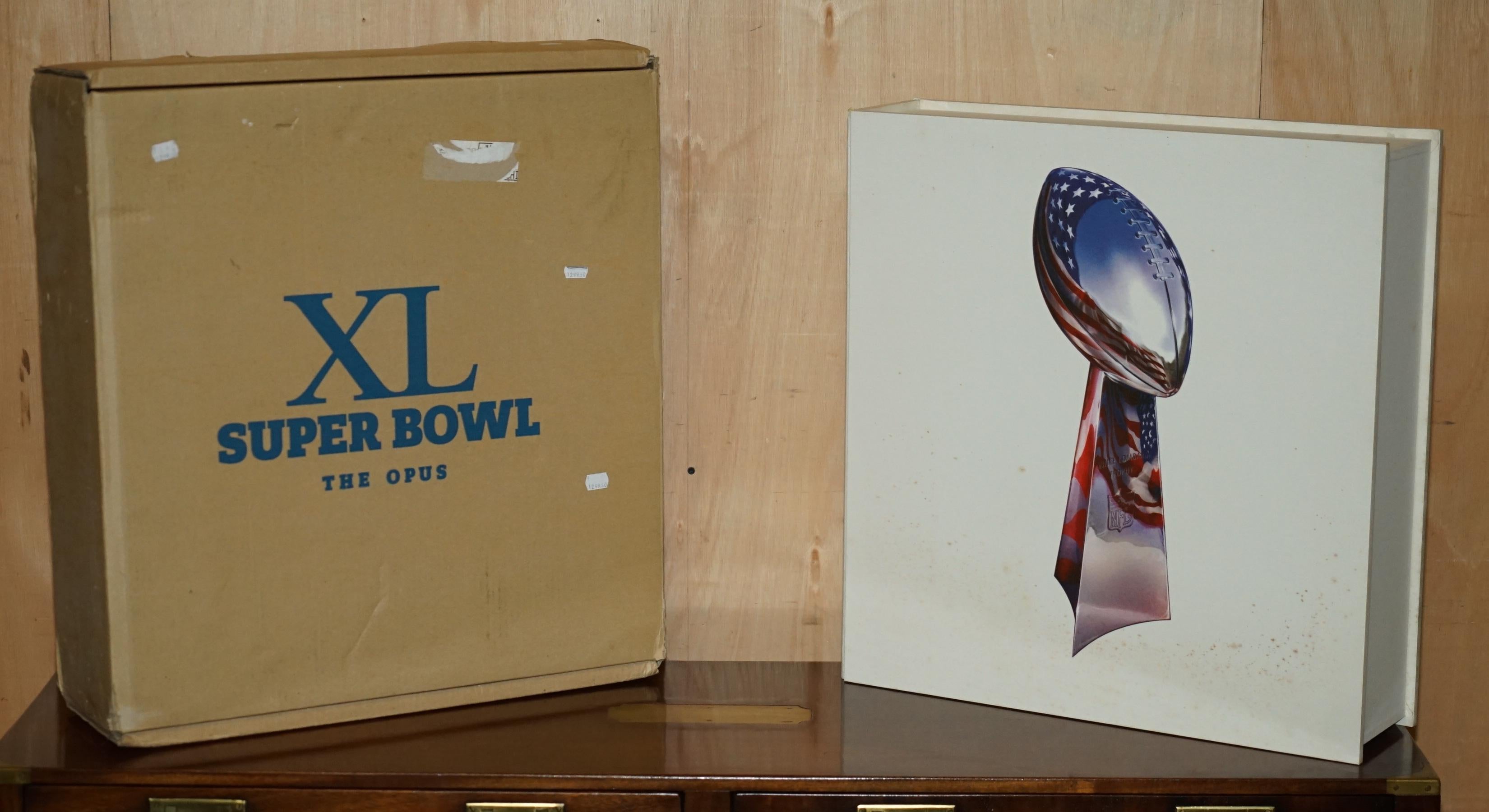 Antigüedades de la Casa Real

Royal House Antiques tiene el placer de poner a la venta este Kraken Sport & Media LTD 37kg LTD Edition 825/20.000 Xl Super Bowl The Opus American NFL Football book, totalmente nuevo en su caja con los guantes y la