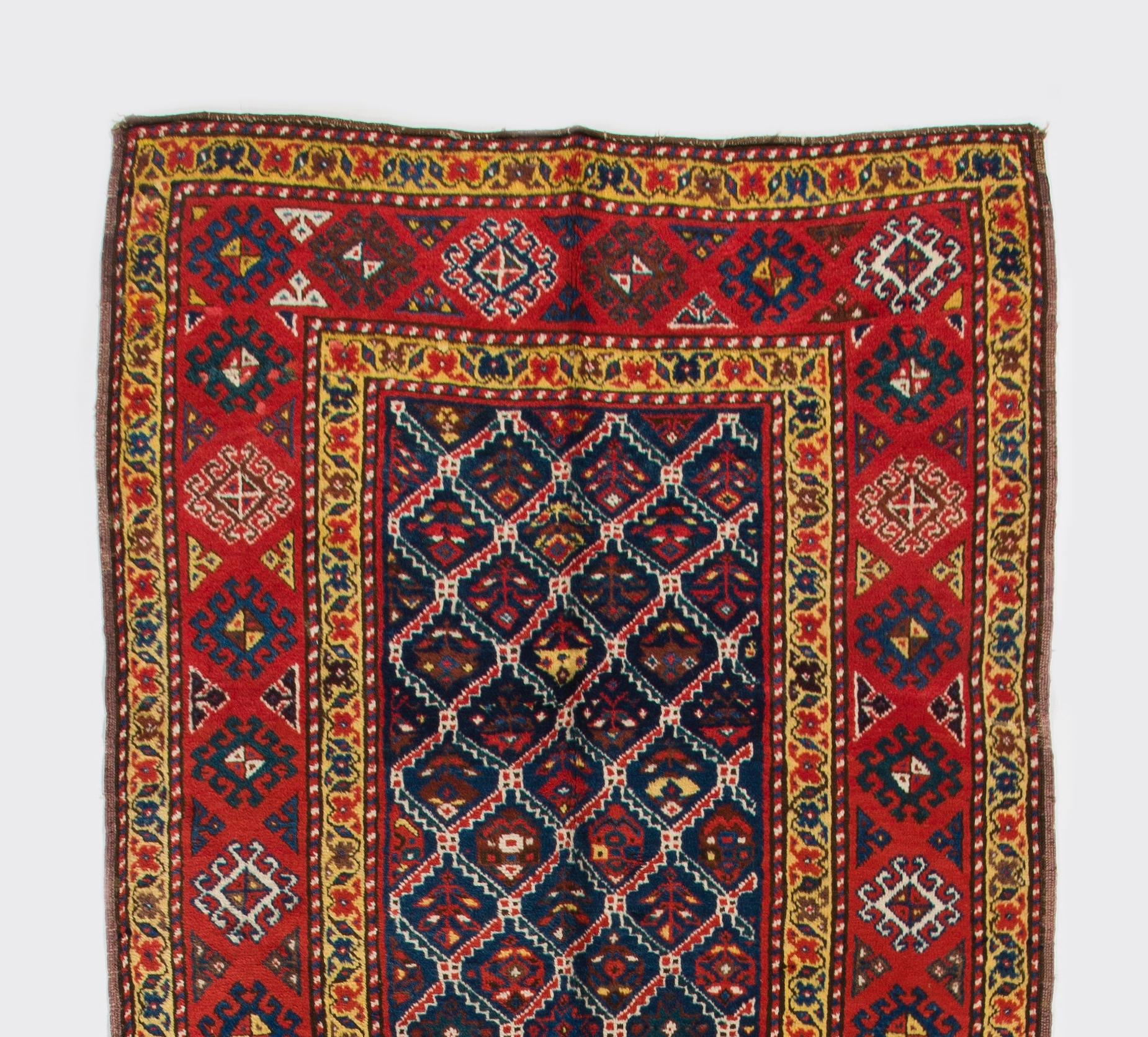 Ein antiker kaukasischer Talish-Teppich. Fein handgeknüpft mit gleichmäßigem, mittelhohem Wollflor auf Wollbasis. Ausgezeichneter Zustand. Robust und so sauber wie ein nagelneuer Teppich (professionell tiefgewaschen). 
Größe: 3,7 x 11,4 ft.