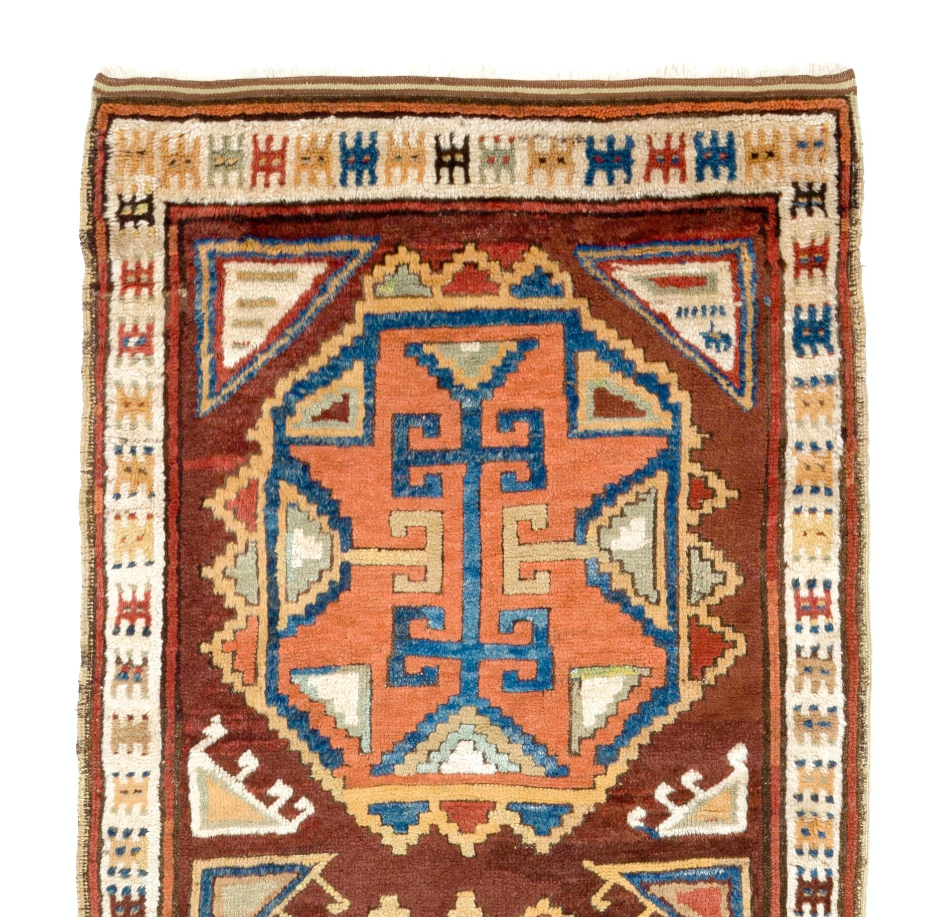 Alfombra antigua de Anatolia Central Karapinar / Konya runner. Finamente anudado a mano con pelo de lana medio uniforme sobre base de lana. Buen estado. Resistente y tan limpia como una alfombra nueva (lavada a fondo profesionalmente). 
Tamaño: 3,7