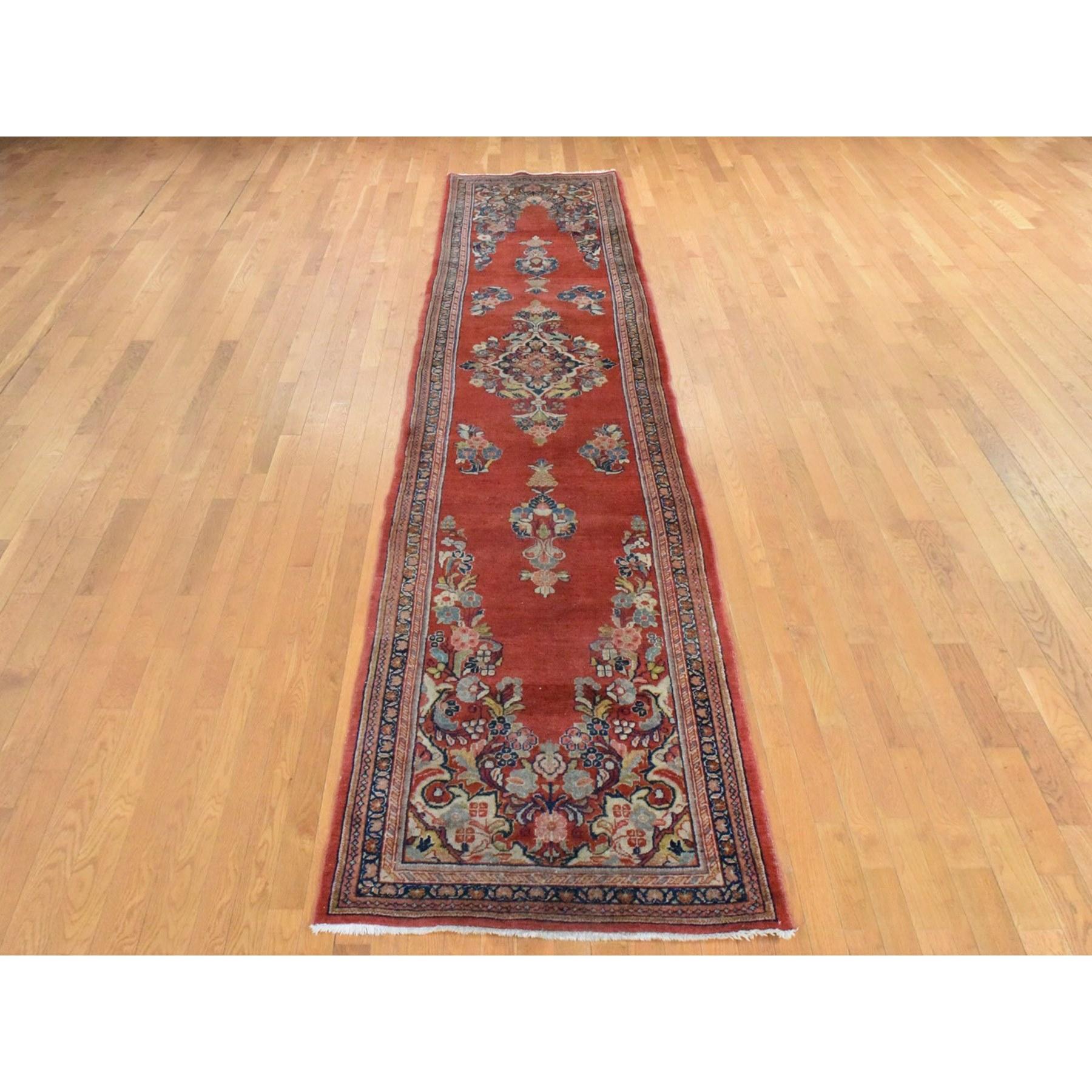 Chili Red, Semi Antique Persian Sarouk, Medallion Open Field Design, Full and Soft Even Pile and Clean, 100% Wool, Hand Knotted, Wide Runner, Oriental Rug
Matières premières : Laine
Latex : Pas de poils 
hauteur : 0,25 pouces
Style :