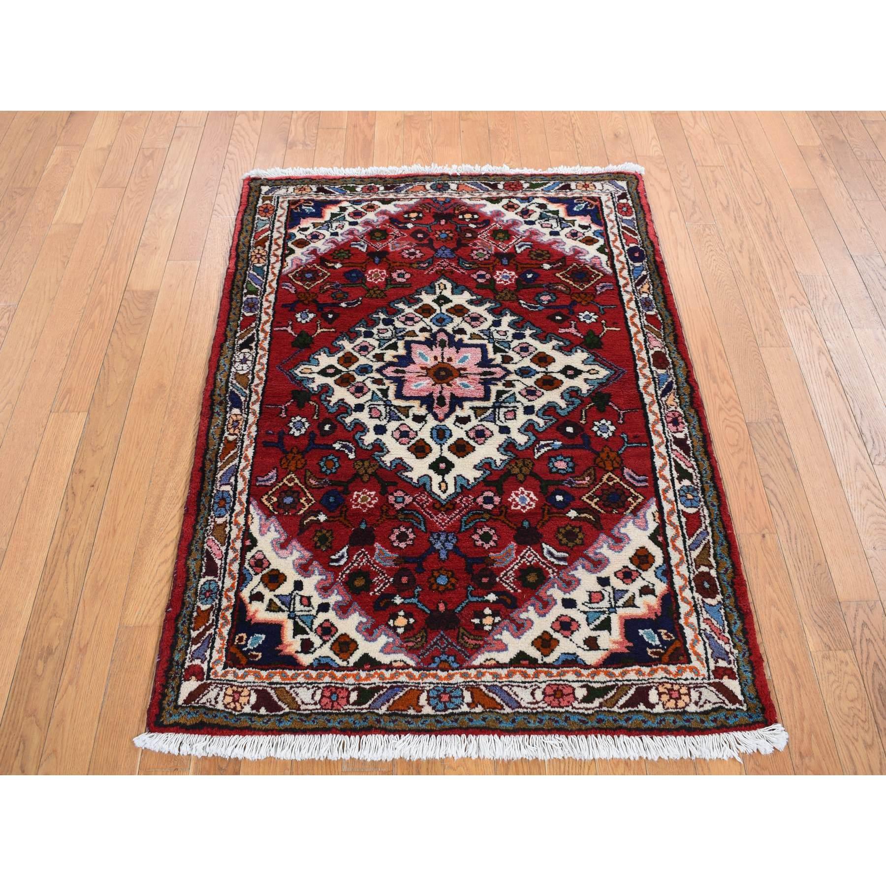 Maroon Red, New Persian Bohemian Hamadan, Geometric Flower Design, Pure Wool, Hand Knotted, Oriental Rug
Primäre MATERIALIEN: Wolle
Latex: Kein Flor 
Höhe: 0,25 Zoll
Stil: Traditionell
Grundfarbe: Rot
Secondary colors: Blue, Black, Vermilion Red,