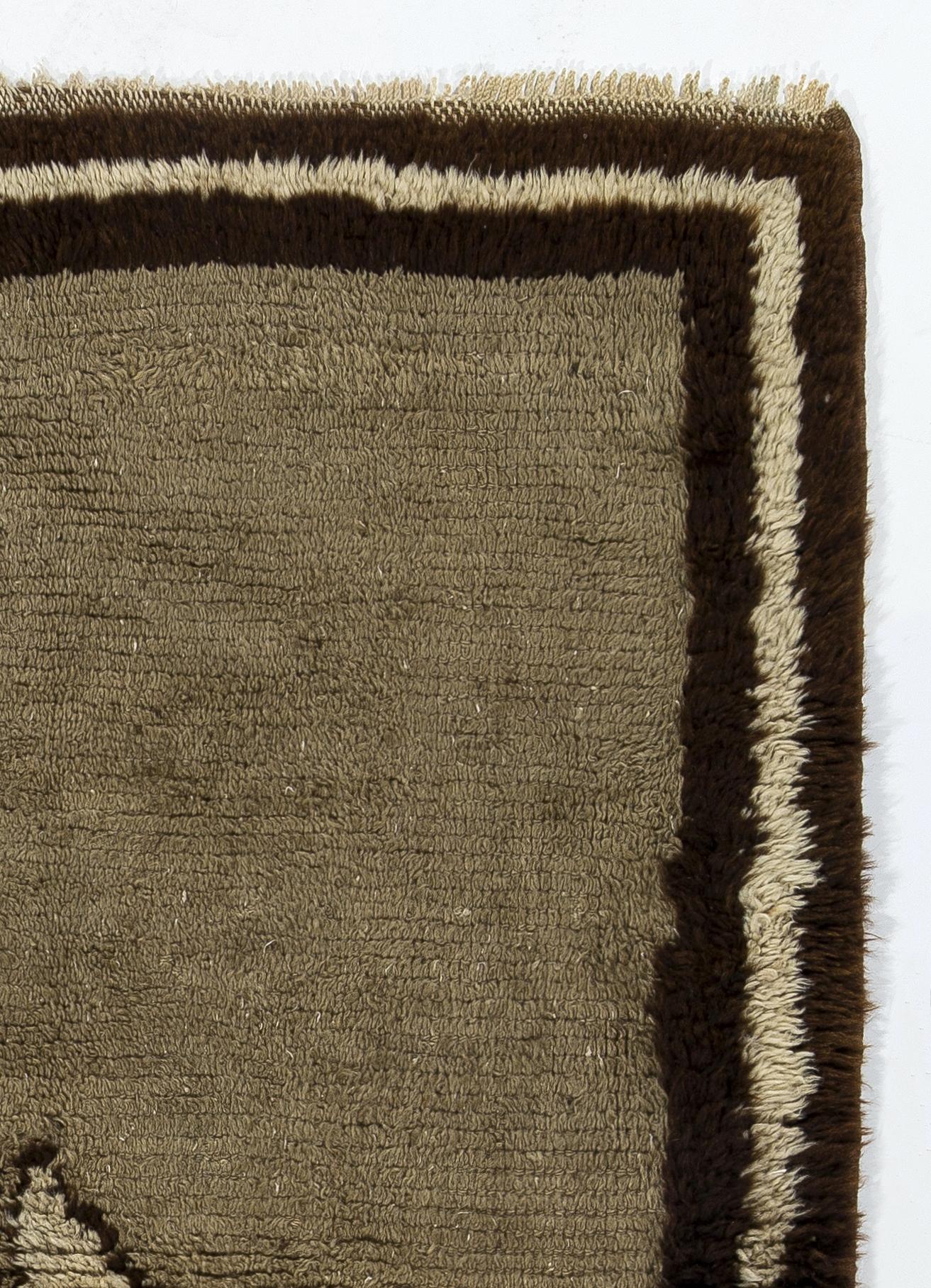 3.7x5 Ft Tulu Rug with a Four Leafed Clover. All Natural Gray, Brown, Beige Wool In Good Condition In Philadelphia, PA