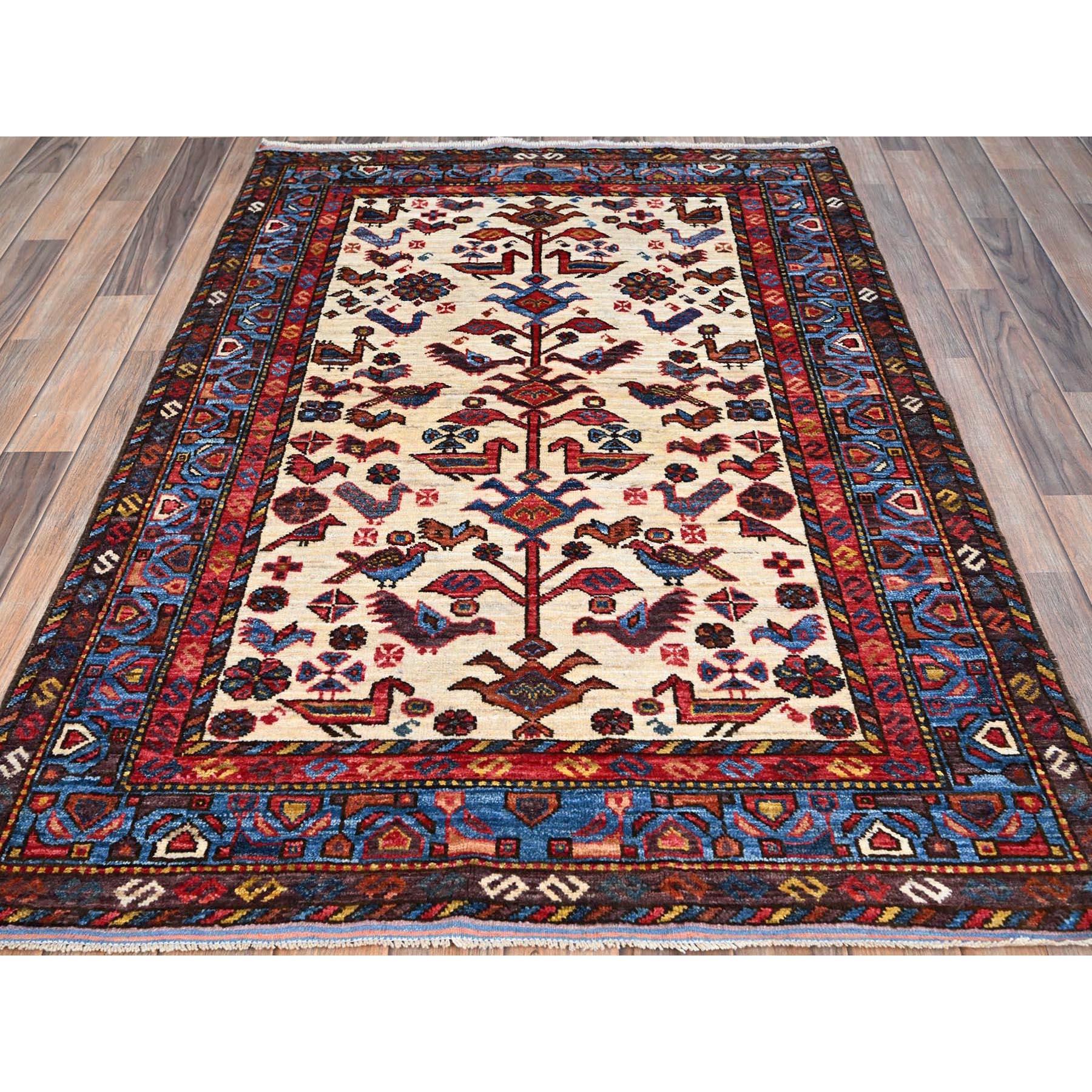 Il s'agit d'un véritable tapis d'Orient en laine brillante, noué à la main, de style turc, unique en son genre. Il a été noué pendant des mois et des mois selon des techniques de tissage séculaires par des artisans experts.
Matières premières :