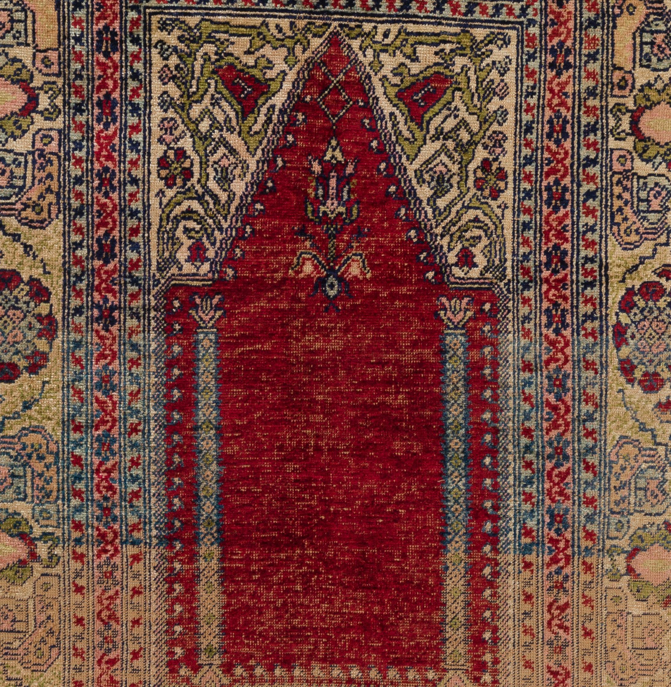Ein antiker Seidenteppich mit Nischendesign aus der Region Kayseri in Zentralanatolien, um 1910. Sehr guter Zustand. Robust und so sauber wie ein nagelneuer Teppich (professionell tiefgewaschen).
Größe: 3,7 x 5,4 ft.