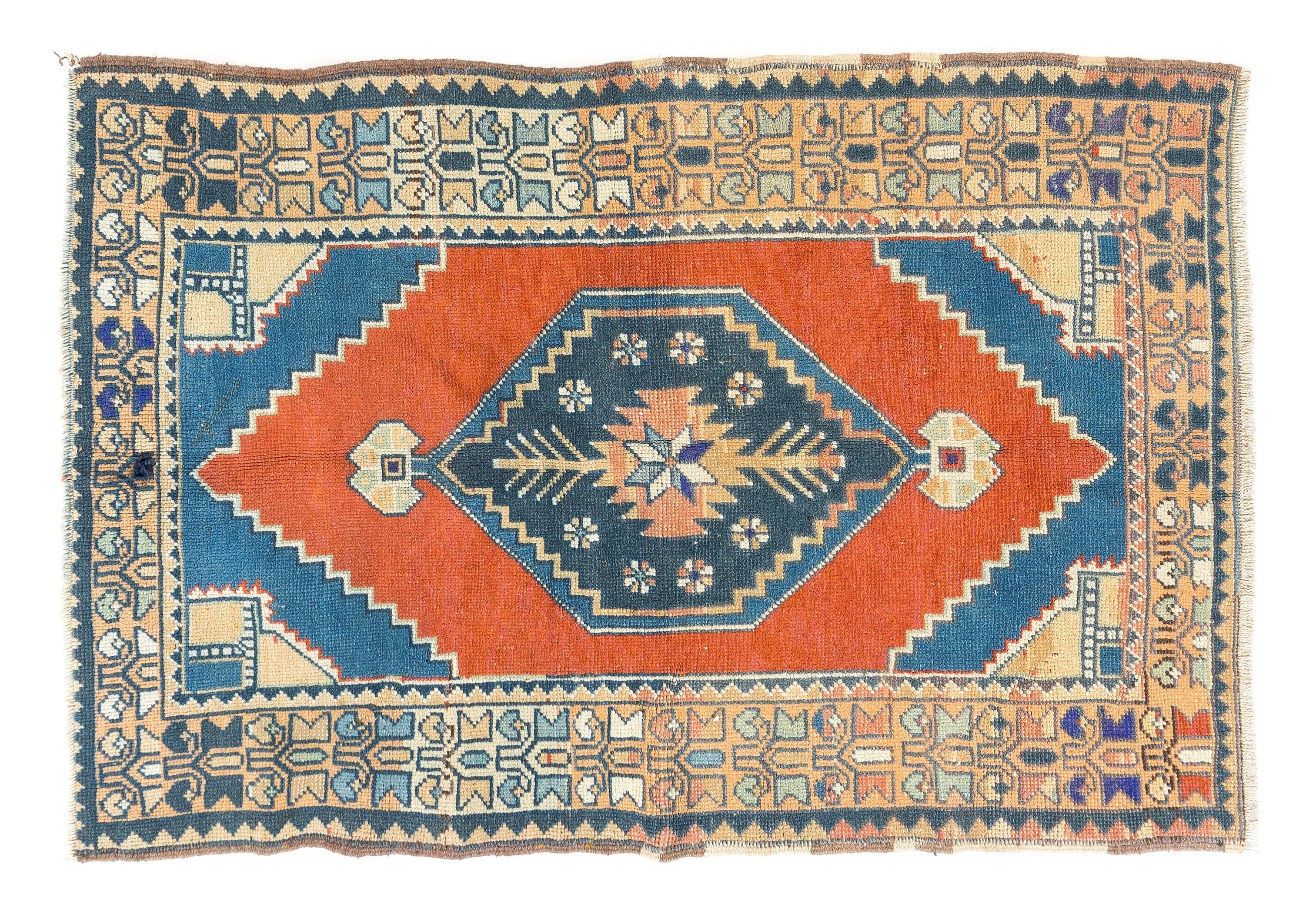 A vintage central Anatolian rug with a bold geometric design, made of medium wool pile on a tightly woven wool foundation and all natural dyes. The rug is sturdy and in very good condition.
It has been washed professionally and ready to be used in