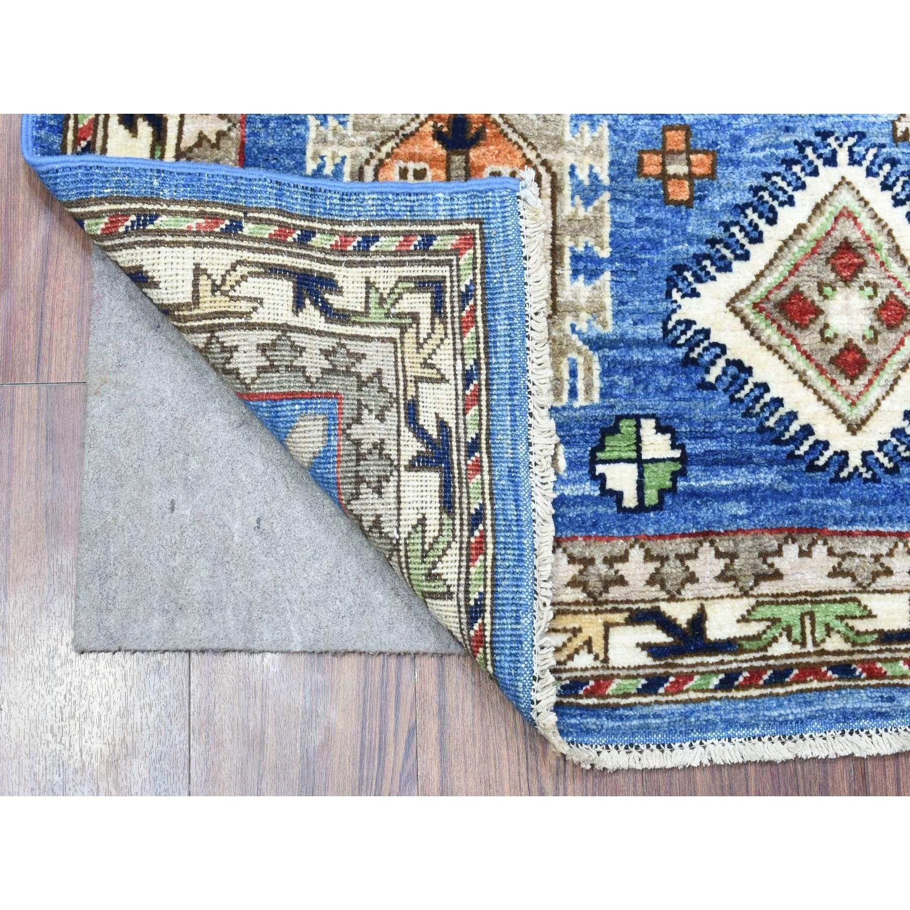 Il s'agit d'un véritable tapis d'Orient bleu clair, noué à la main, Afghan Ersari avec de grands éléments, teintures naturelles, laine douce et veloutée. Il a été noué pendant des mois et des mois selon les techniques artisanales de tissage