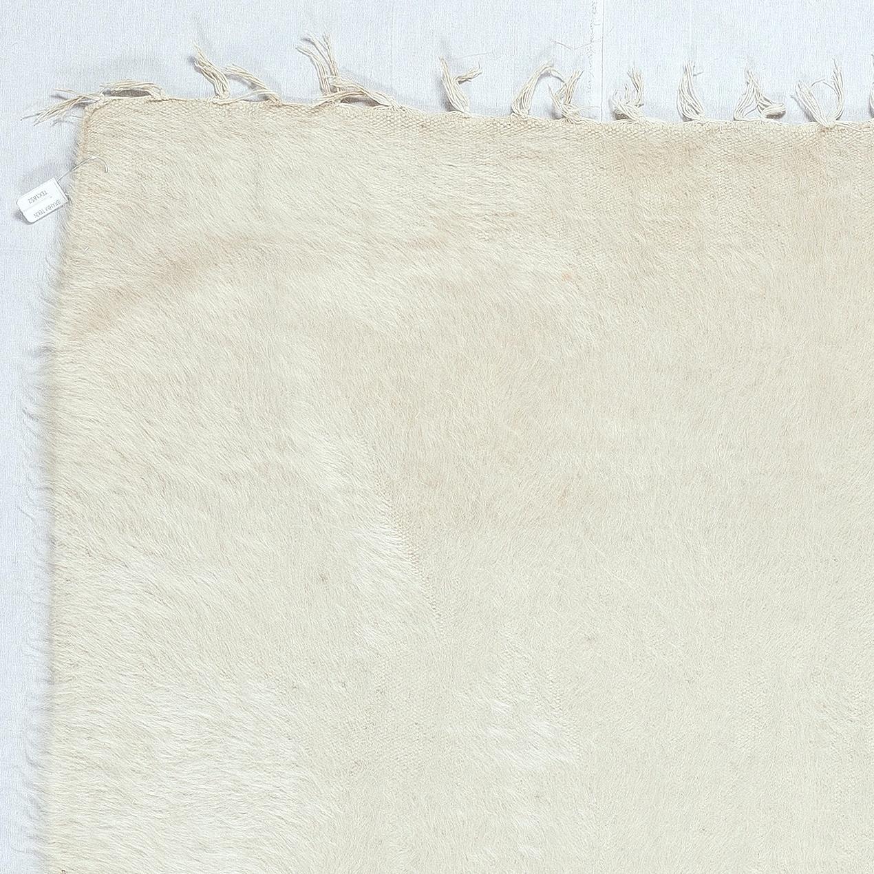 Tissé à la main 3.7x5.6 Ft New Flat-weave Kilim Rug en laine de chèvre, Plain Cream Bed Cover en vente