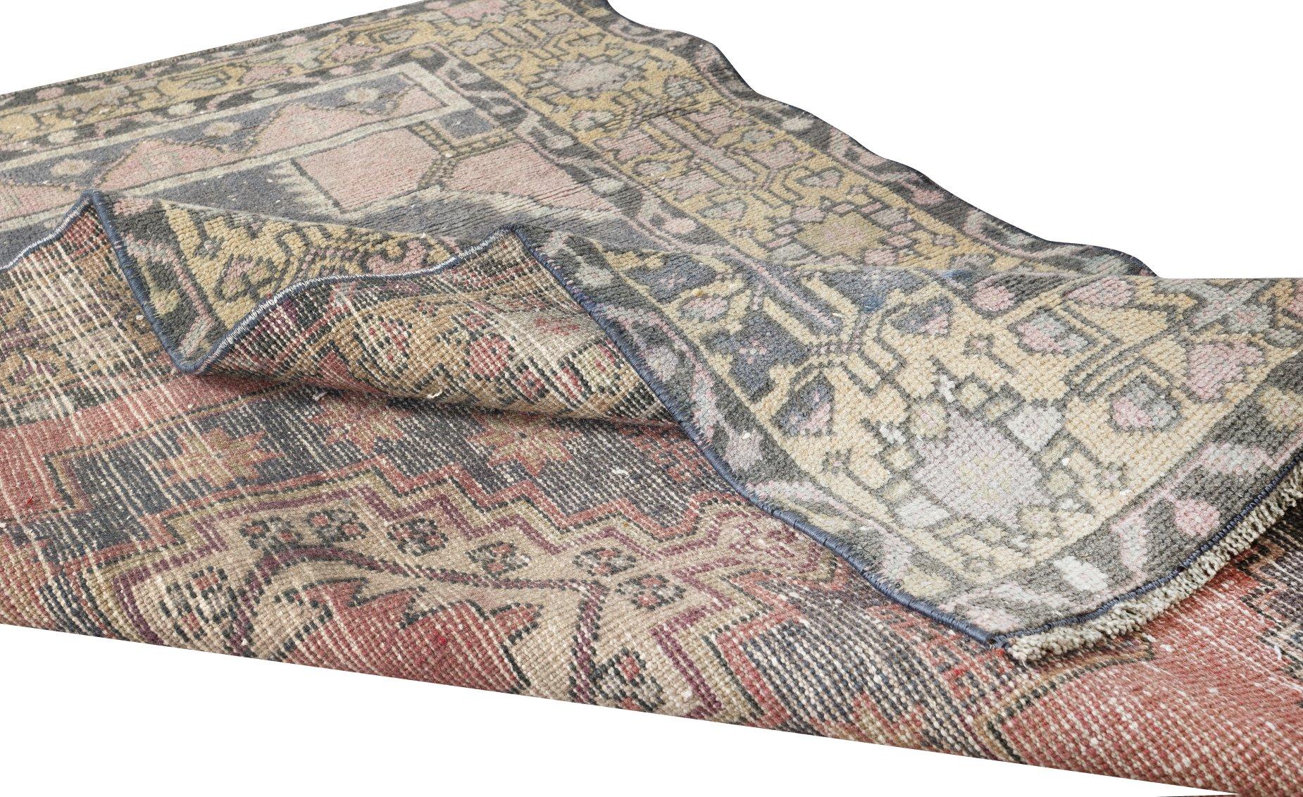 3.7x5.6 Ft Traditioneller handgefertigter türkischer geometrischer Vintage-Teppich mit Stammesstil (Stammeskunst) im Angebot