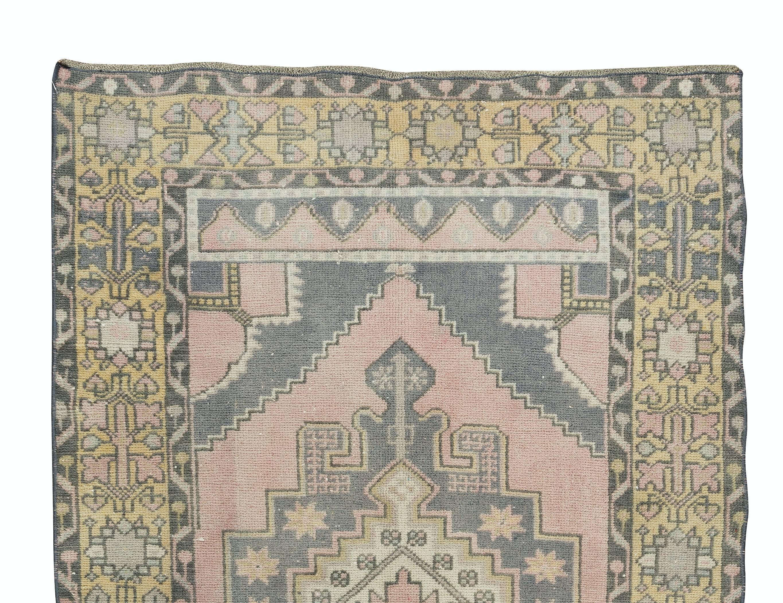 3.7x5.6 Ft Traditioneller handgefertigter türkischer geometrischer Vintage-Teppich mit Stammesstil (Türkisch) im Angebot