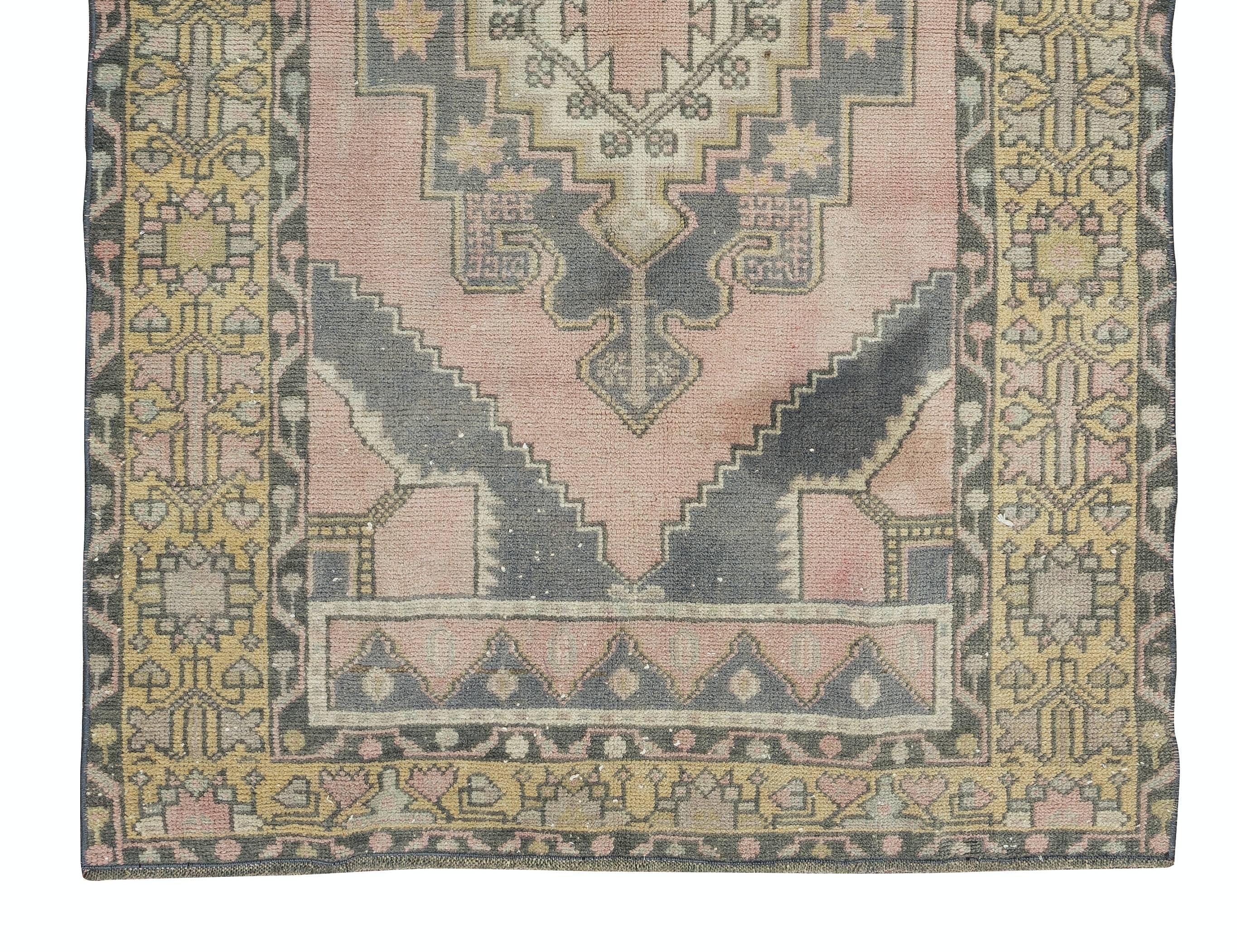 3.7x5.6 Ft Traditioneller handgefertigter türkischer geometrischer Vintage-Teppich mit Stammesstil (Handgeknüpft) im Angebot