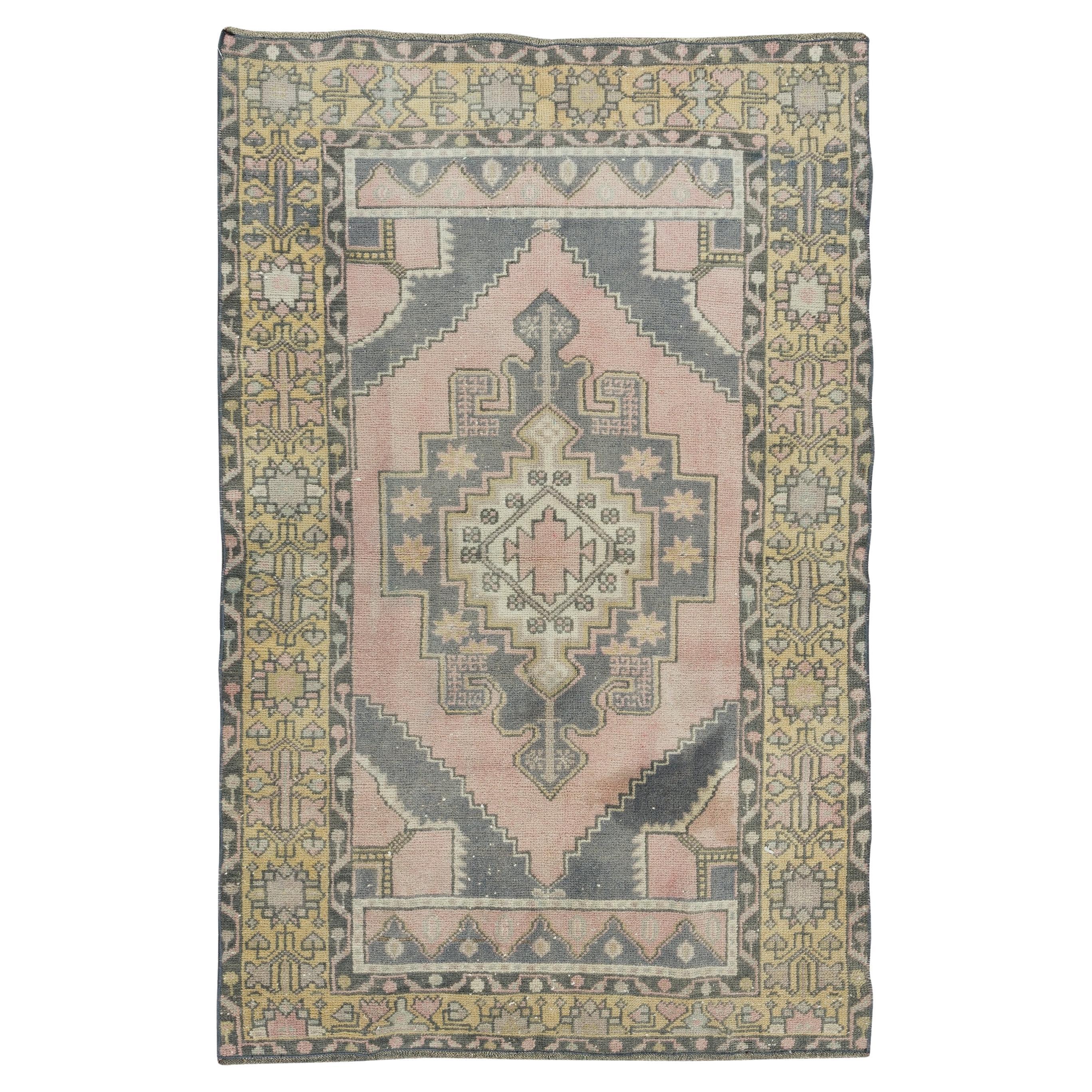 3.7x5.6 Ft Traditioneller handgefertigter türkischer geometrischer Vintage-Teppich mit Stammesstil im Angebot