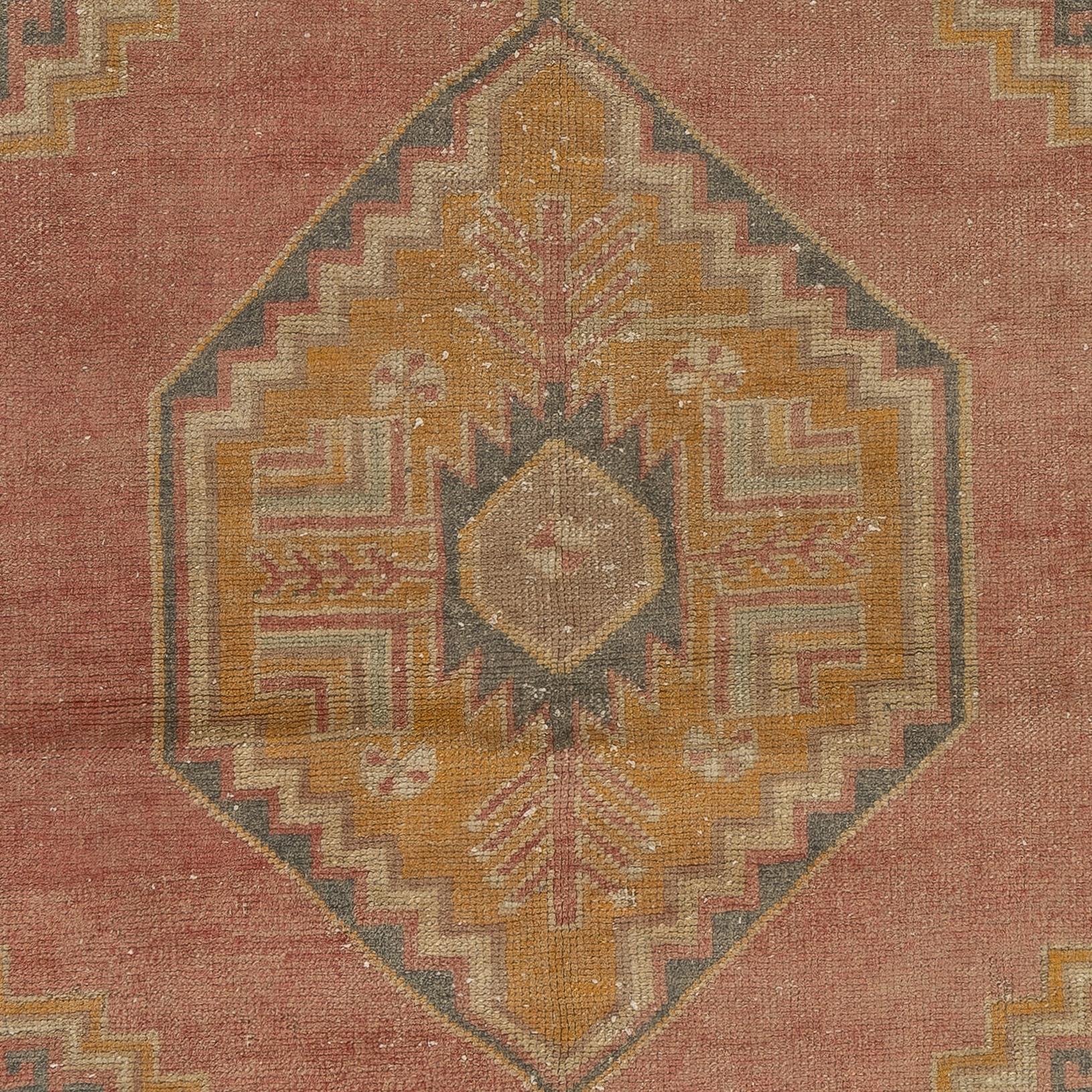 Alfombra Vintage Tradicional de 3,7x5,7 Pies para Casas de Campo, Interiores Rústicos y Tribales mediados del siglo XX en venta