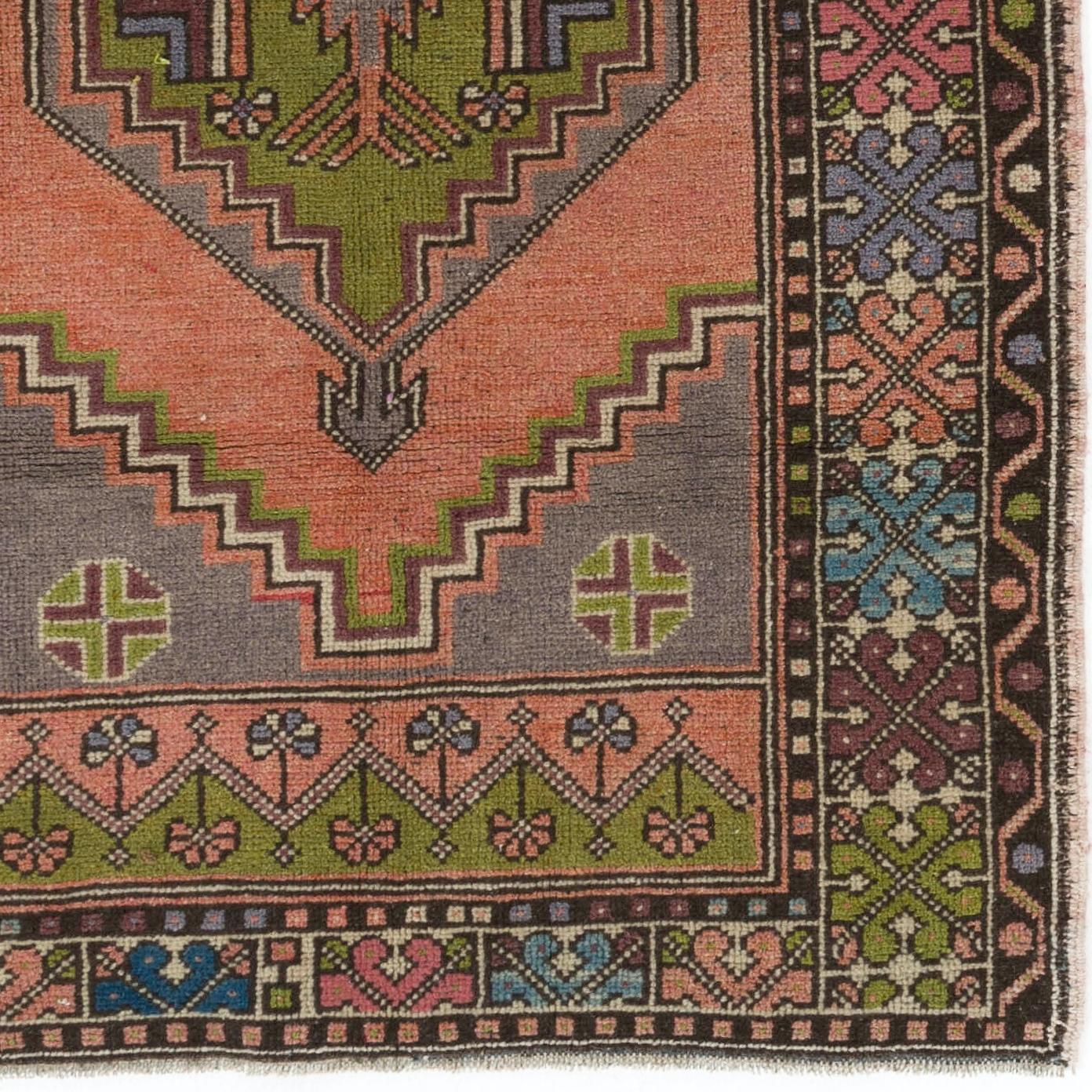 Turc Tapis traditionnel turc tribal, tapis oriental vintage à poils doux en laine, 3,7 x 6 pieds en vente