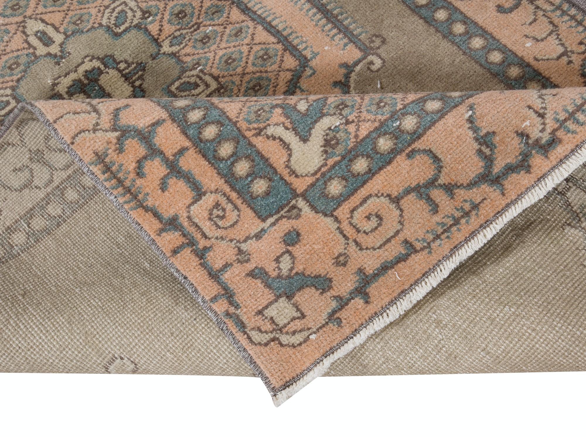 Moderno Tappeto Greene & Greene, fatto a mano in Turchia, con design a medaglioni geometrici in vendita