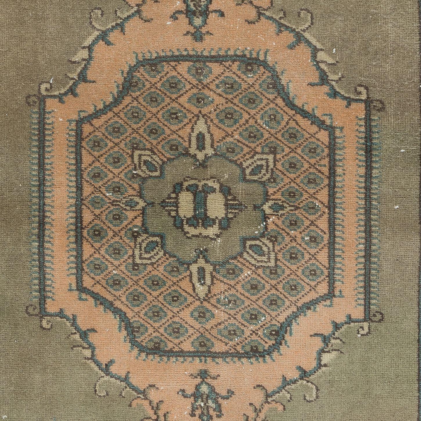Annodato a mano Tappeto Greene & Greene, fatto a mano in Turchia, con design a medaglioni geometrici in vendita