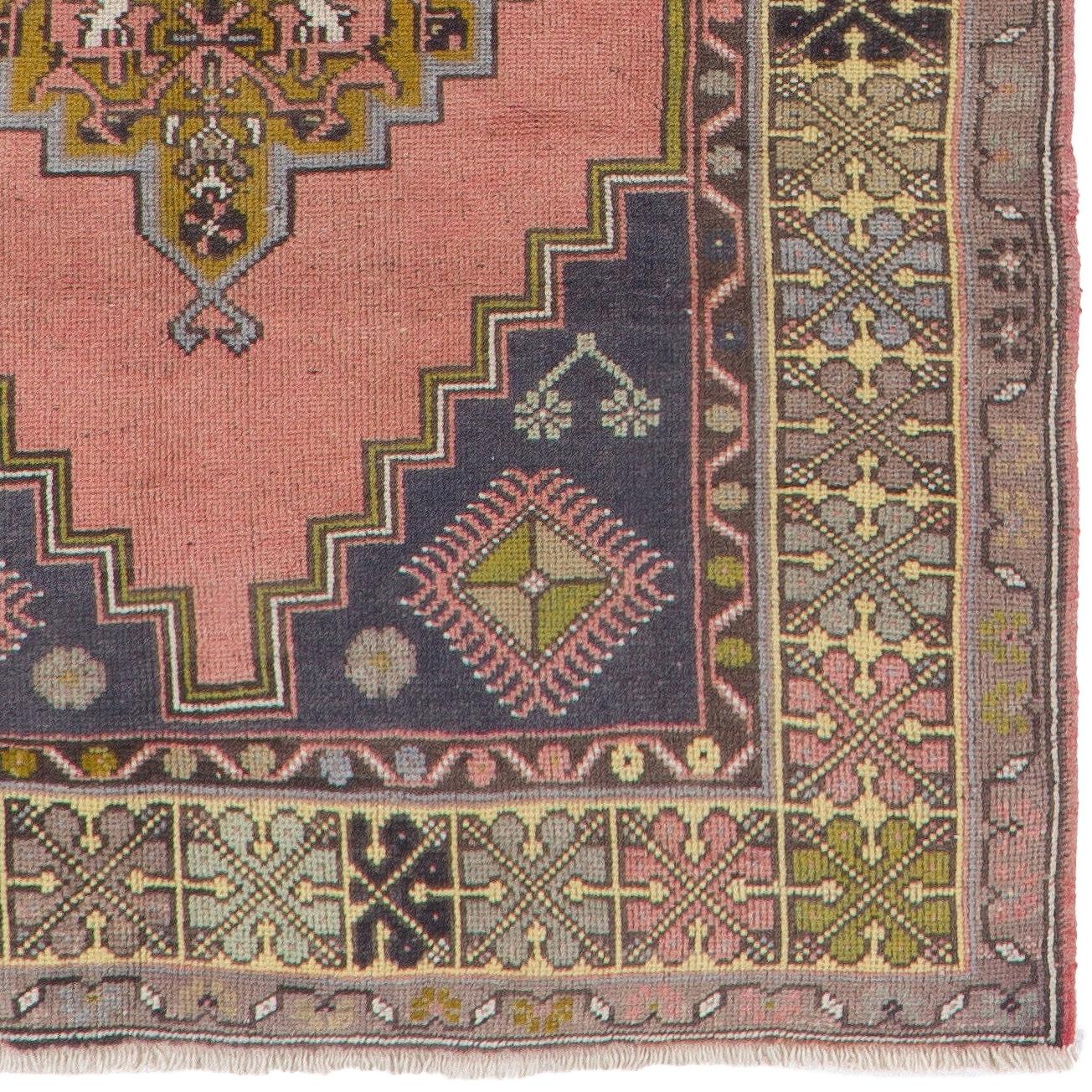 Tribale Tappeto orientale vintage 3.7x6.3 Ft per case di campagna, ambienti rustici e tradizionali in vendita