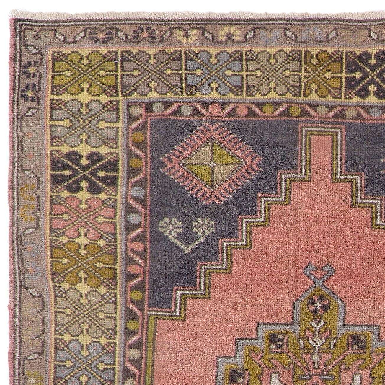 Turco Tappeto orientale vintage 3.7x6.3 Ft per case di campagna, ambienti rustici e tradizionali in vendita