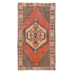 3.7x6.3 Ft Vintage Türkischer Akzent-Teppich in Rot, ca. 1955, Bodenbezug aus Wolle