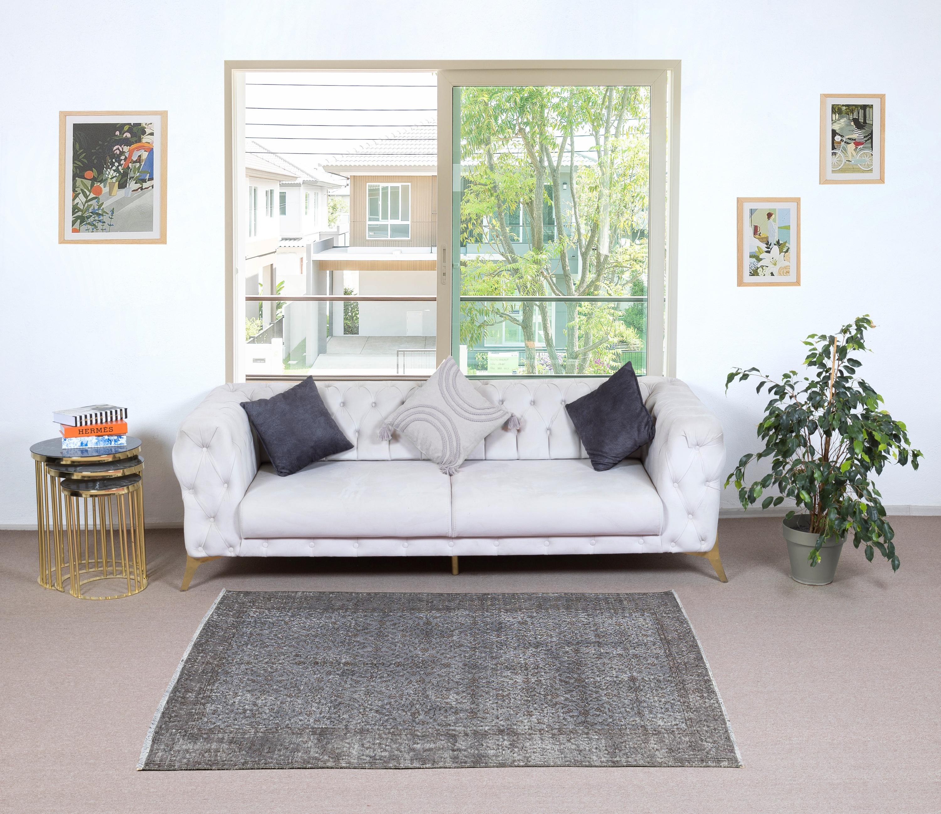 I nostri tappeti sovratinti sono tutti tappeti turchi vintage annodati a mano, accuratamente restaurati e reimmaginati nel nostro laboratorio per adattarsi a un'ampia gamma di stili di arredamento, da quello moderno e minimalista a quello costiero,