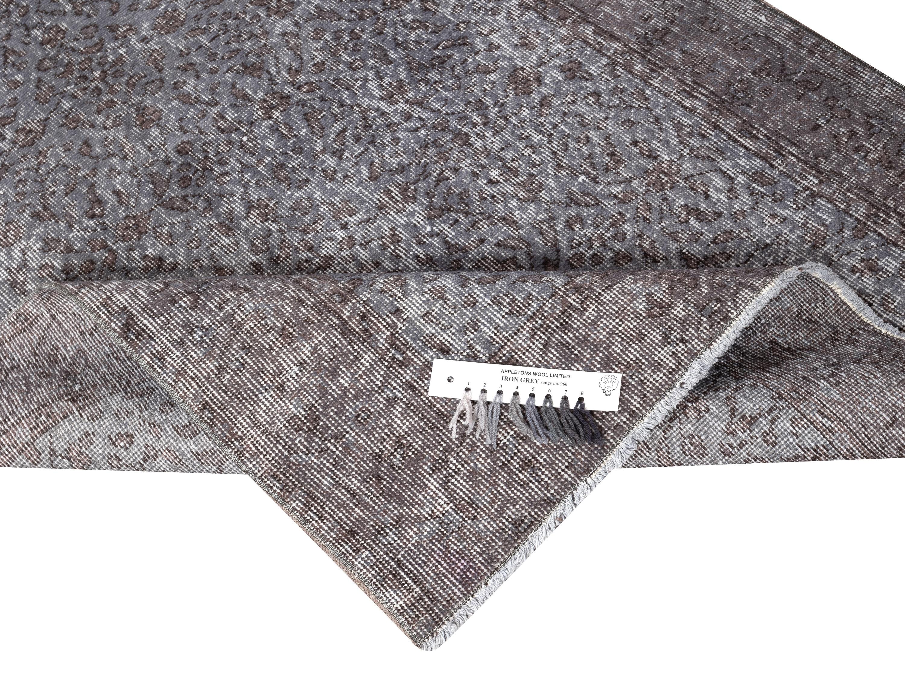 Moderno Tappeto vintage sovratinto grigio 3.7x6.4 Ft per interni moderni. Realizzato a mano in Turchia in vendita