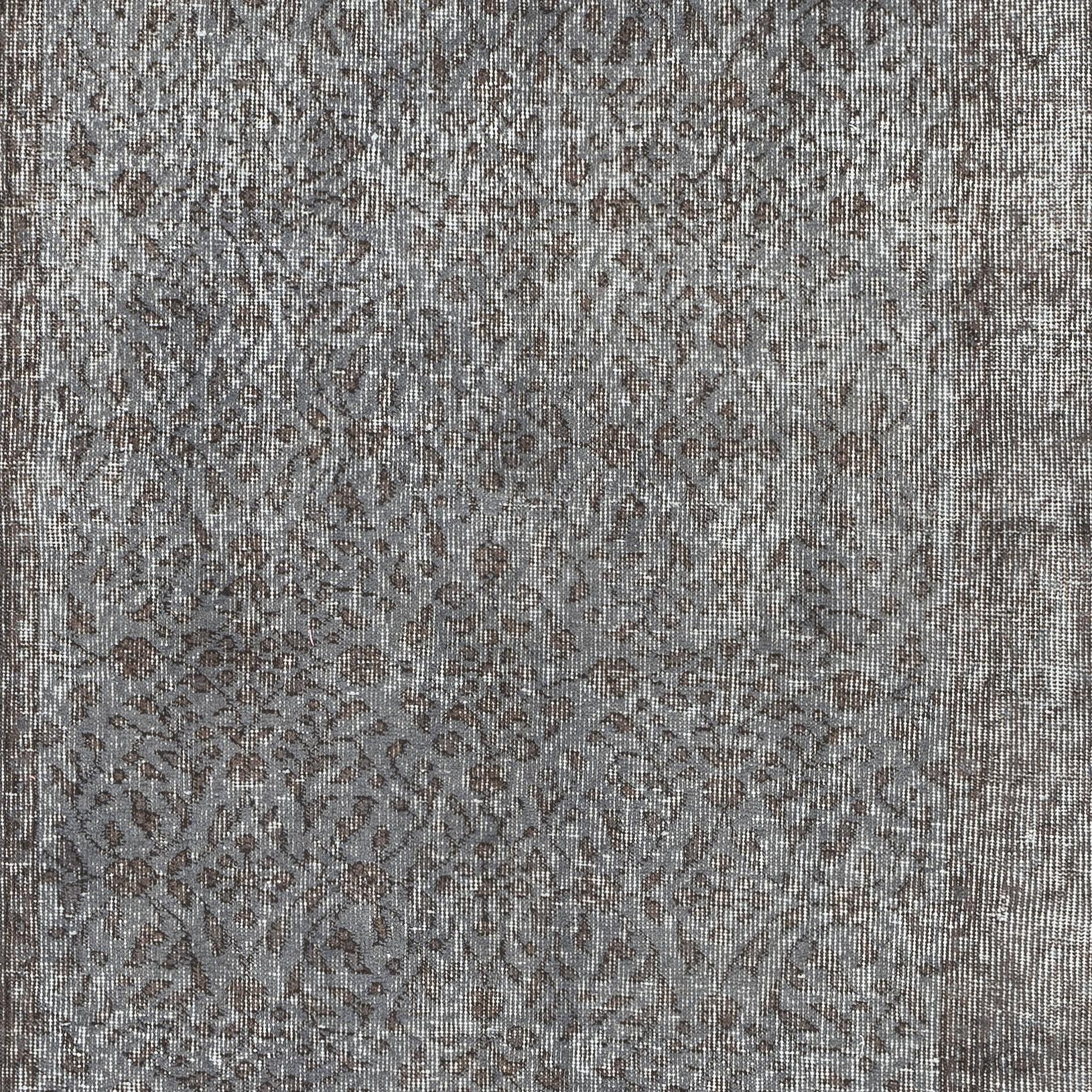 Turco Tappeto vintage sovratinto grigio 3.7x6.4 Ft per interni moderni. Realizzato a mano in Turchia in vendita