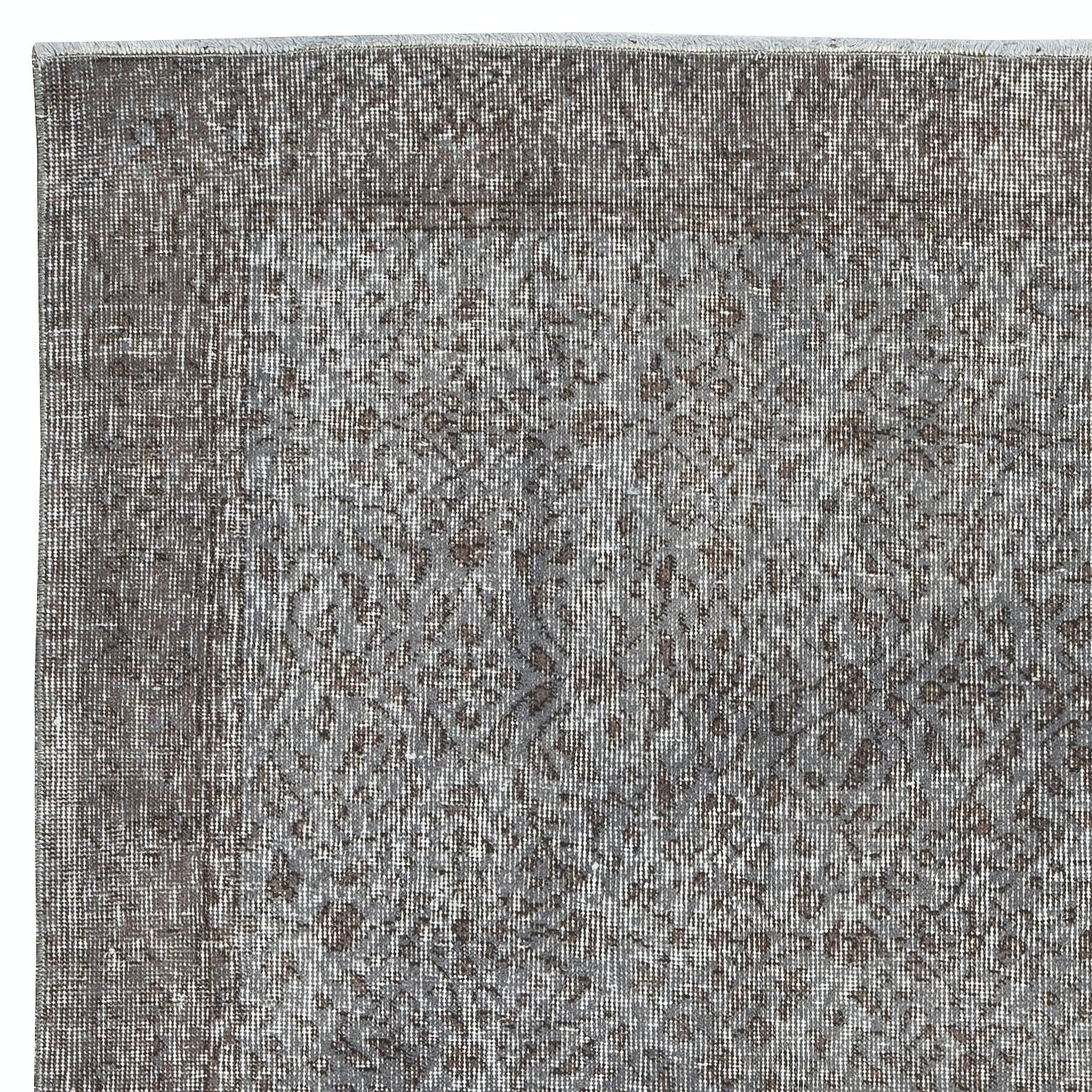 Annodato a mano Tappeto vintage sovratinto grigio 3.7x6.4 Ft per interni moderni. Realizzato a mano in Turchia in vendita