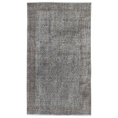 Tappeto vintage sovratinto grigio 3.7x6.4 Ft per interni moderni. Realizzato a mano in Turchia