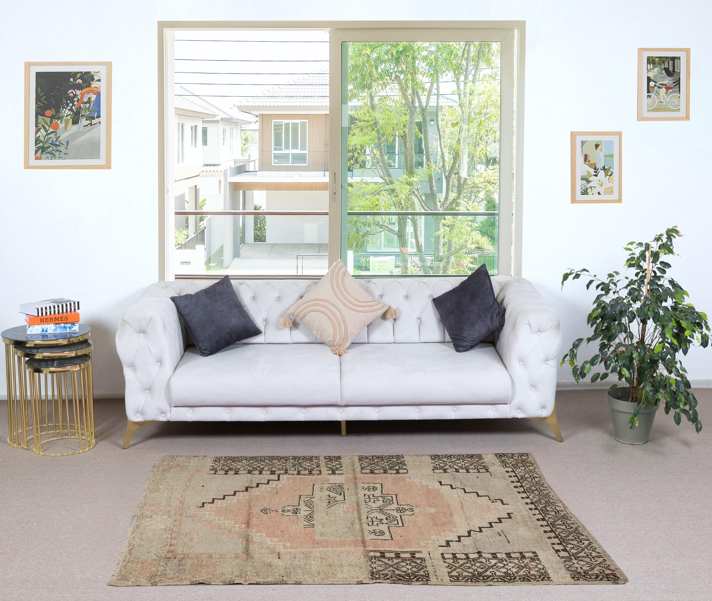 Ajoutez une touche d'élégance intemporelle à votre intérieur avec ce tapis turc traditionnel noué à la main, fabriqué à partir de 100 % de laine de première qualité. Cette pièce exquise capture l'essence de l'artisanat anatolien traditionnel, avec