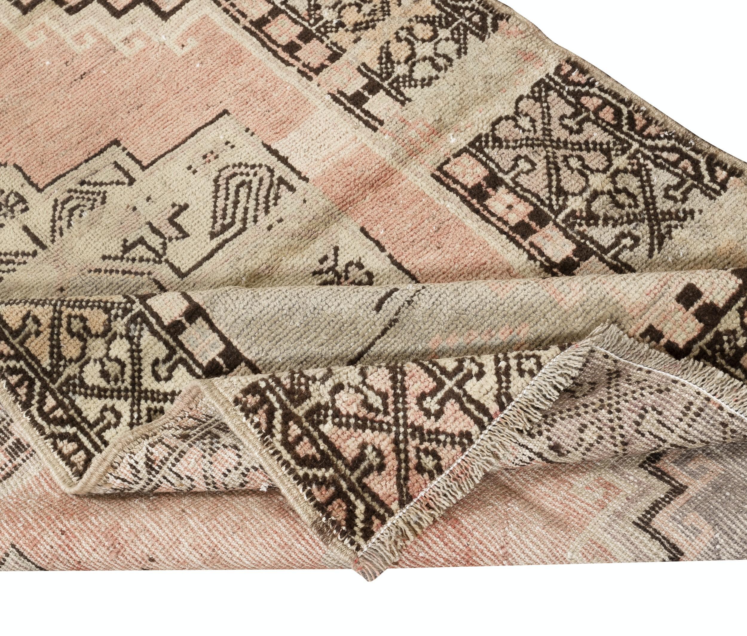 Rustique 3.7x6.4 Ft Tapis d'Orient turc vintage noué à la main, unique en son genre. 100% laine en vente