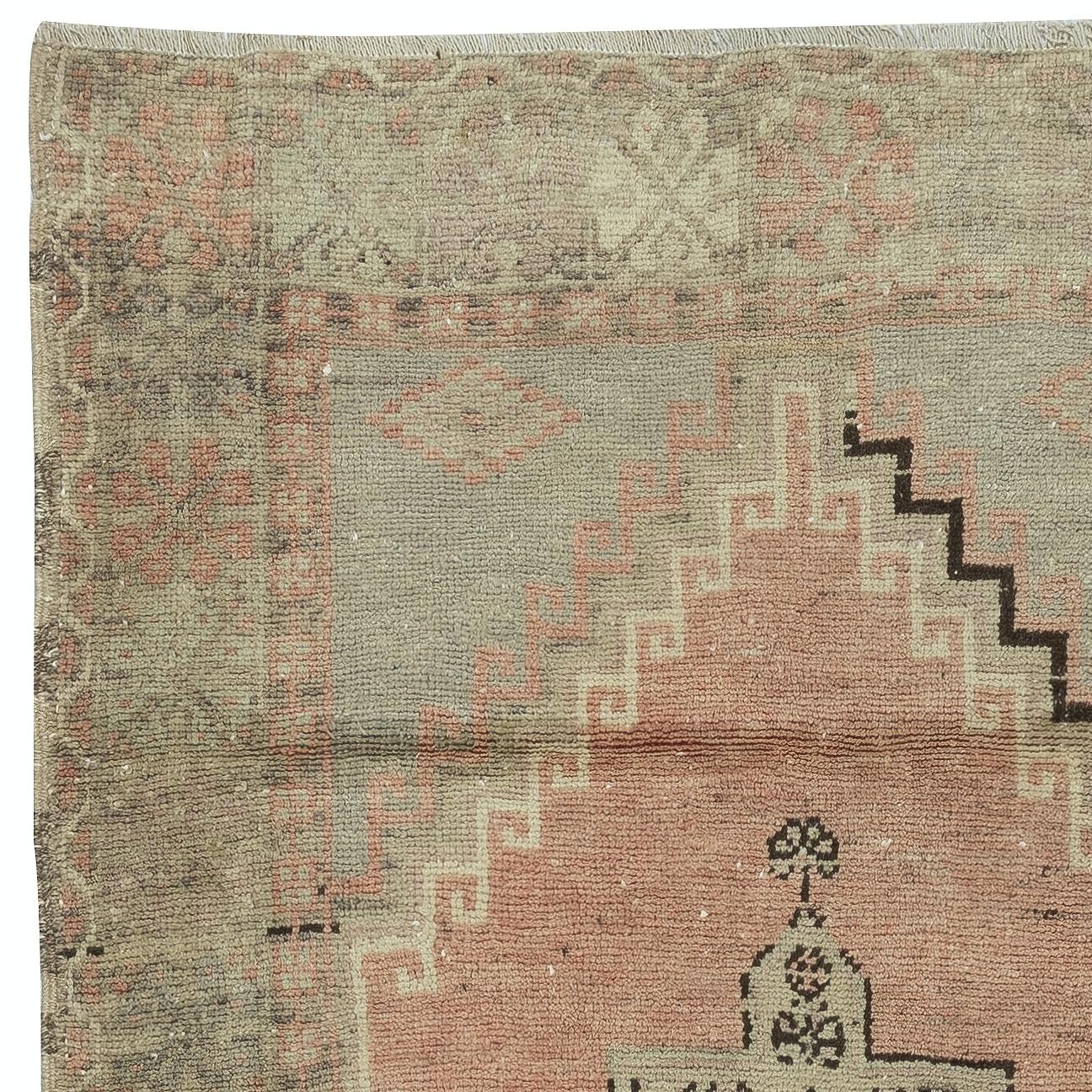 Turc 3.7x6.4 Ft Tapis d'Orient turc vintage noué à la main, unique en son genre. 100% laine en vente