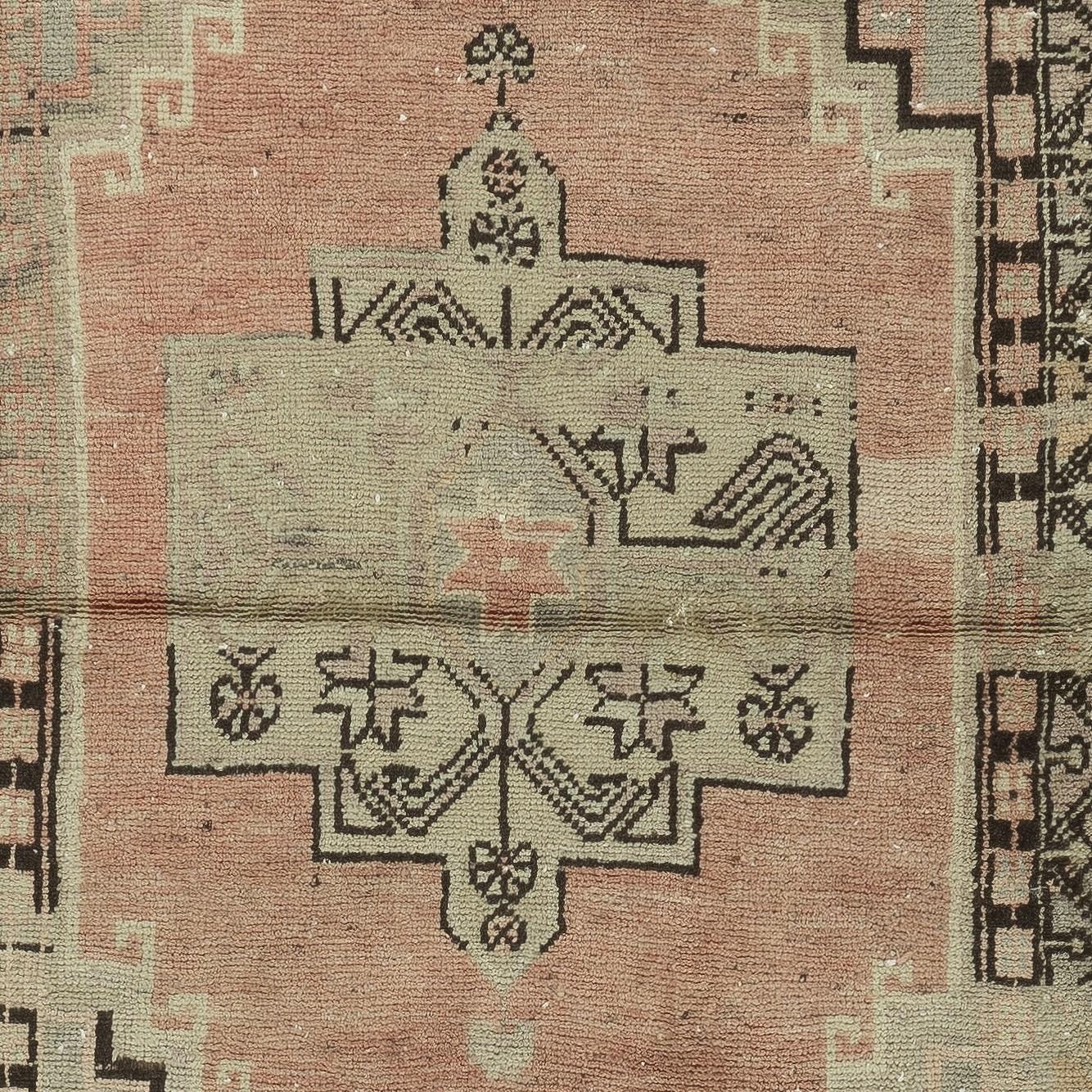 Noué à la main 3.7x6.4 Ft Tapis d'Orient turc vintage noué à la main, unique en son genre. 100% laine en vente