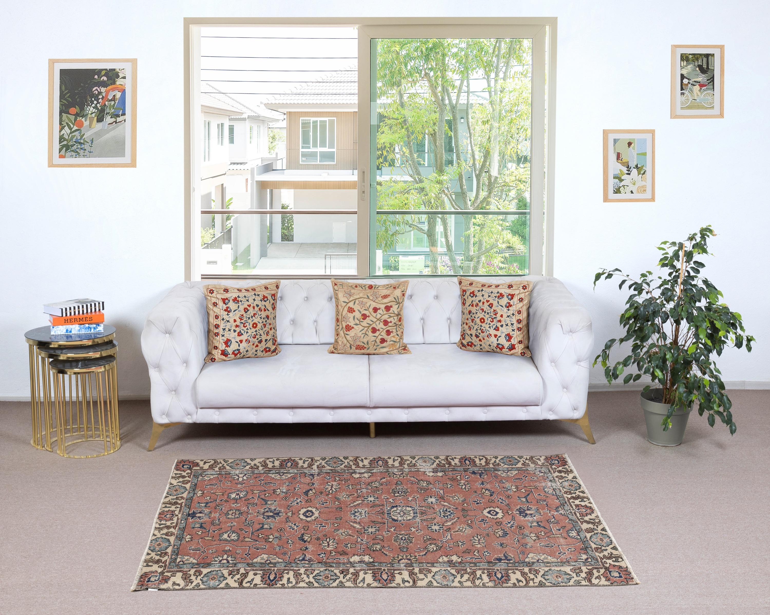 Infondi nella tua casa la bellezza senza tempo di questo tradizionale tappeto turco vintage fatto a mano, un capolavoro annodato a mano e realizzato con una lussuosa miscela di lana e cotone. Tessuto da abili artigiani con tecniche secolari, questo