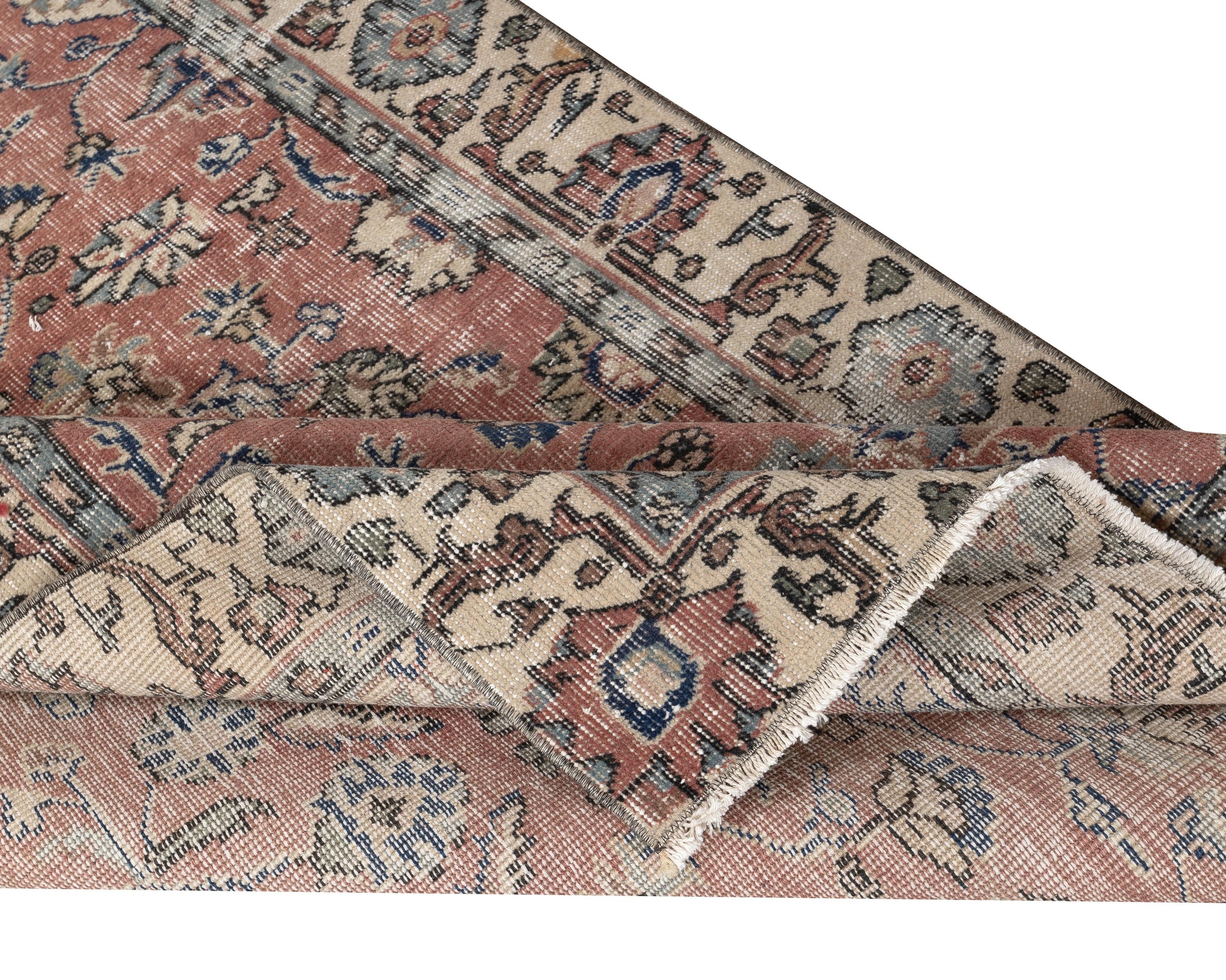 Rustico 3.7x6.4 Ft Tappeto d'epoca fatto a mano in lana rossa turca con disegno floreale in vendita