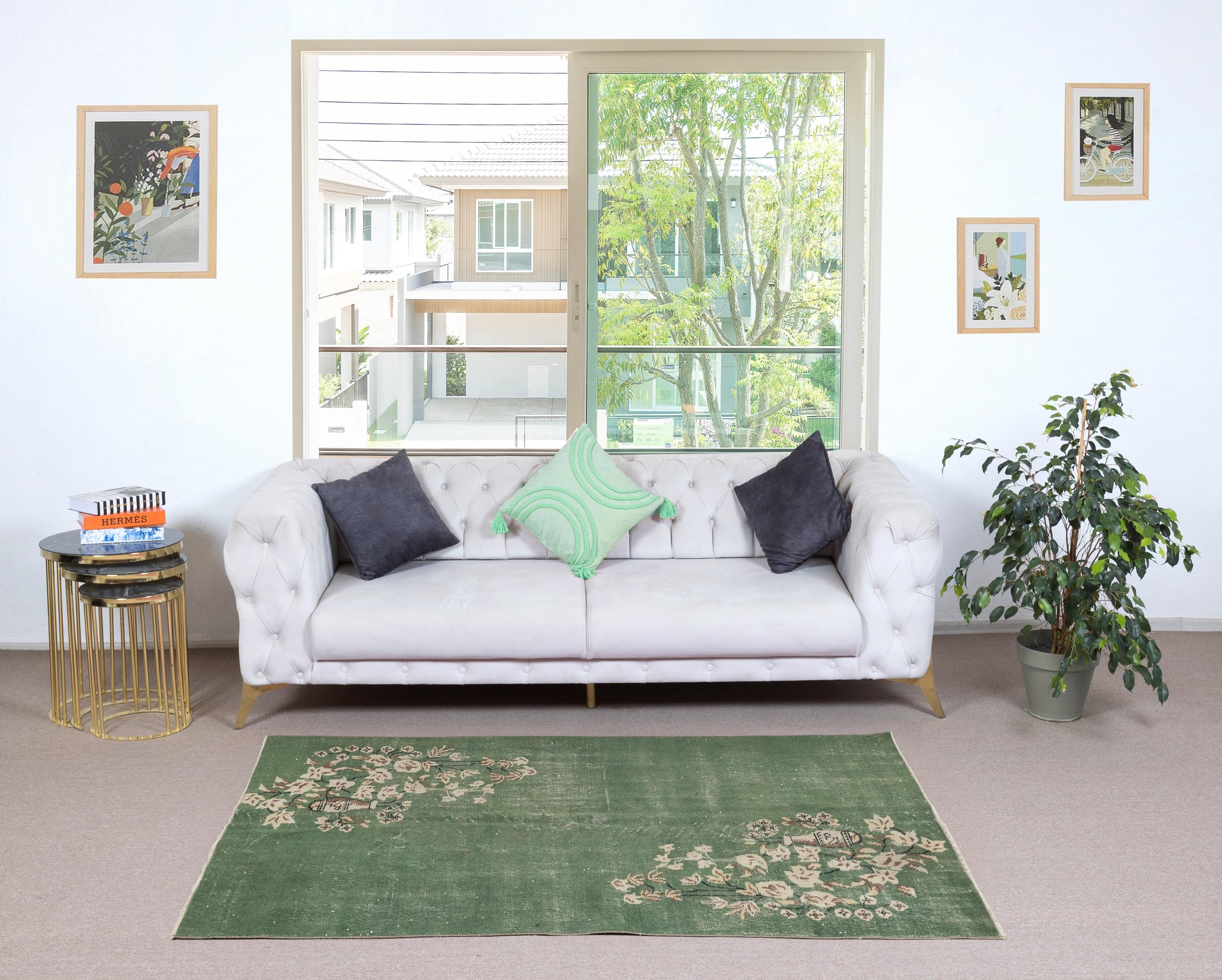 Unsere gefärbten Teppiche sind allesamt handgeknüpfte türkische Vintage-Teppiche, die in unserer Werkstatt sorgfältig restauriert und neu gestaltet wurden, damit sie zu einer breiten Palette von Einrichtungsstilen passen - von modern und