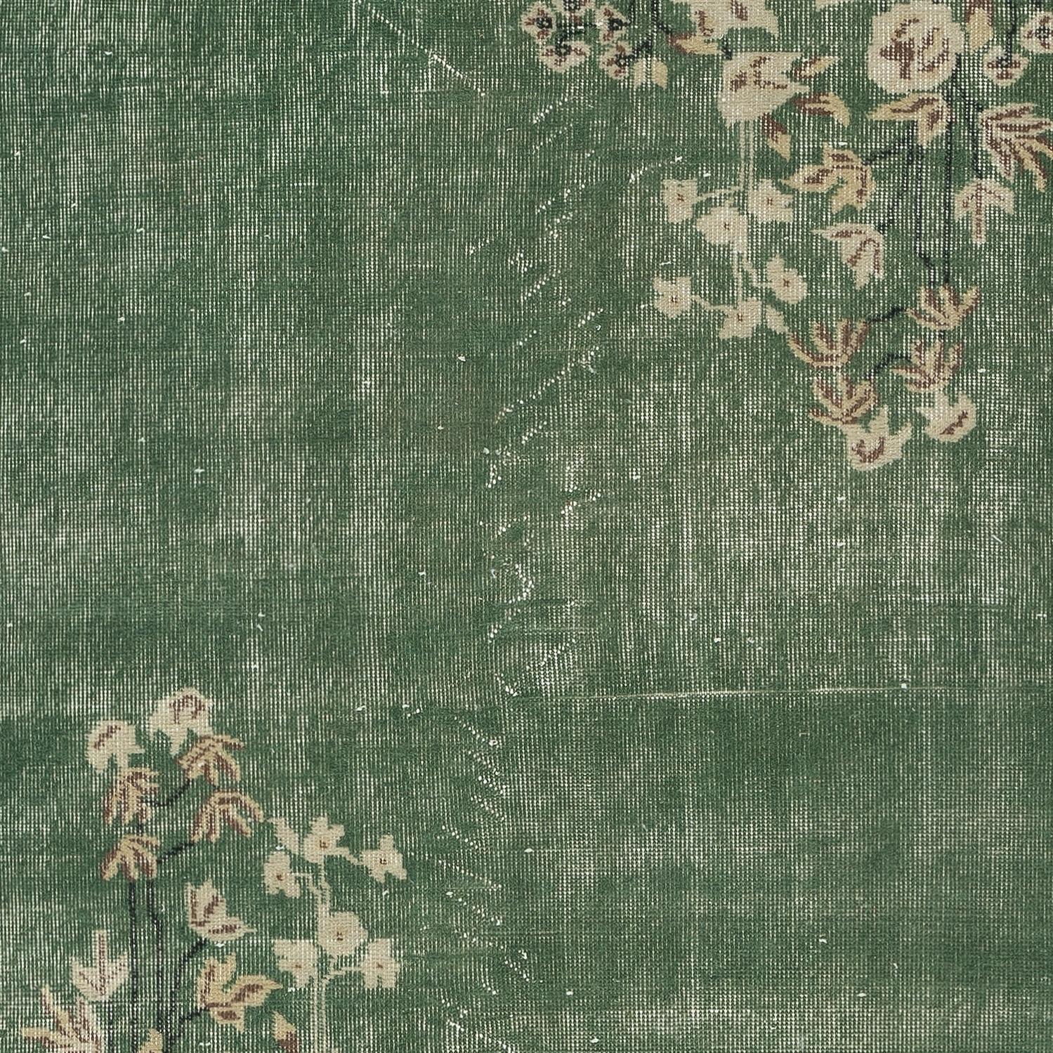 3.7x6.5 Ft Vintage Grüner Teppich mit chinesischem Art Deco Design. Handgeknüpft in der Türkei (Türkisch) im Angebot