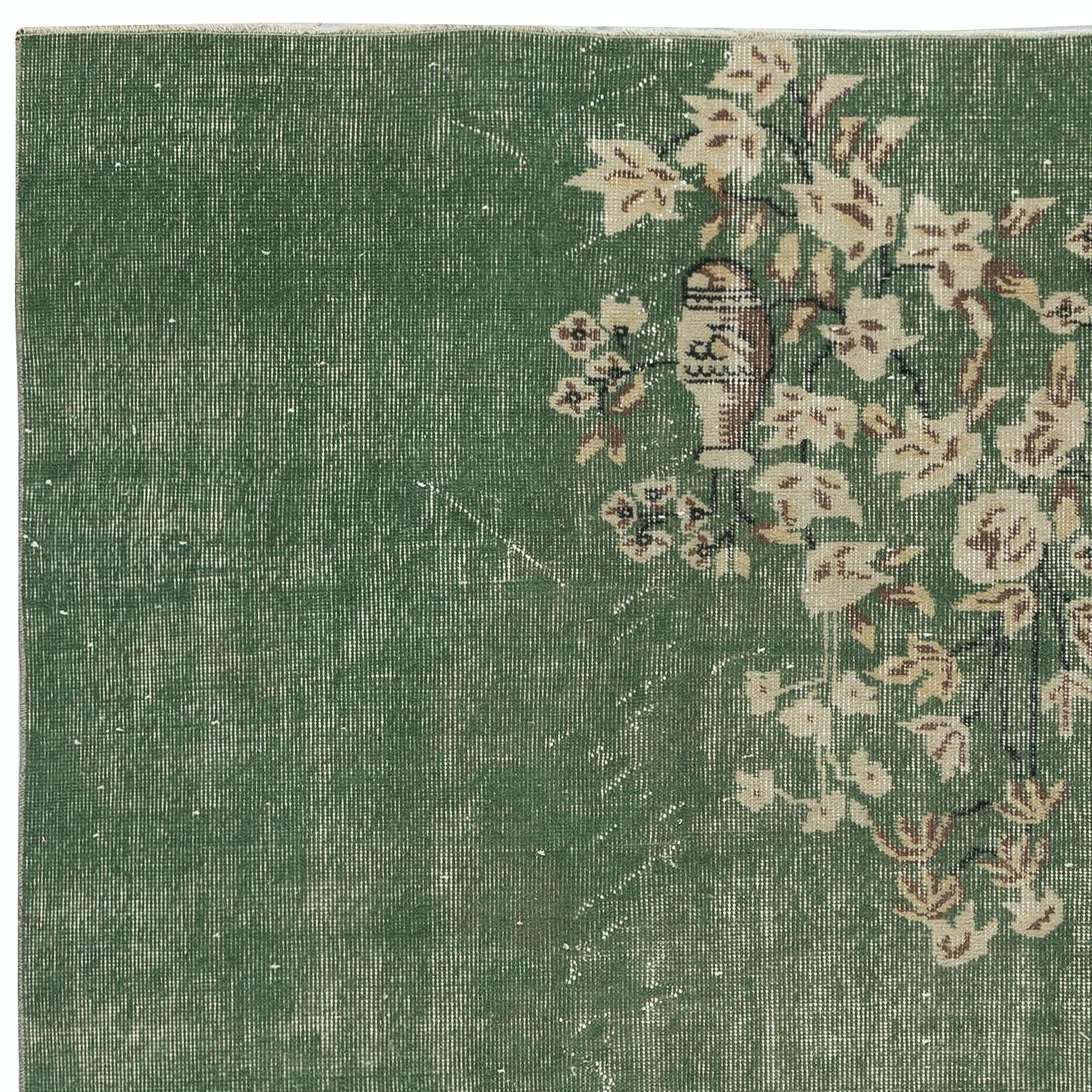 3.7x6.5 Ft Vintage Grüner Teppich mit chinesischem Art Deco Design. Handgeknüpft in der Türkei im Zustand „Gut“ im Angebot in Spring Valley, NY