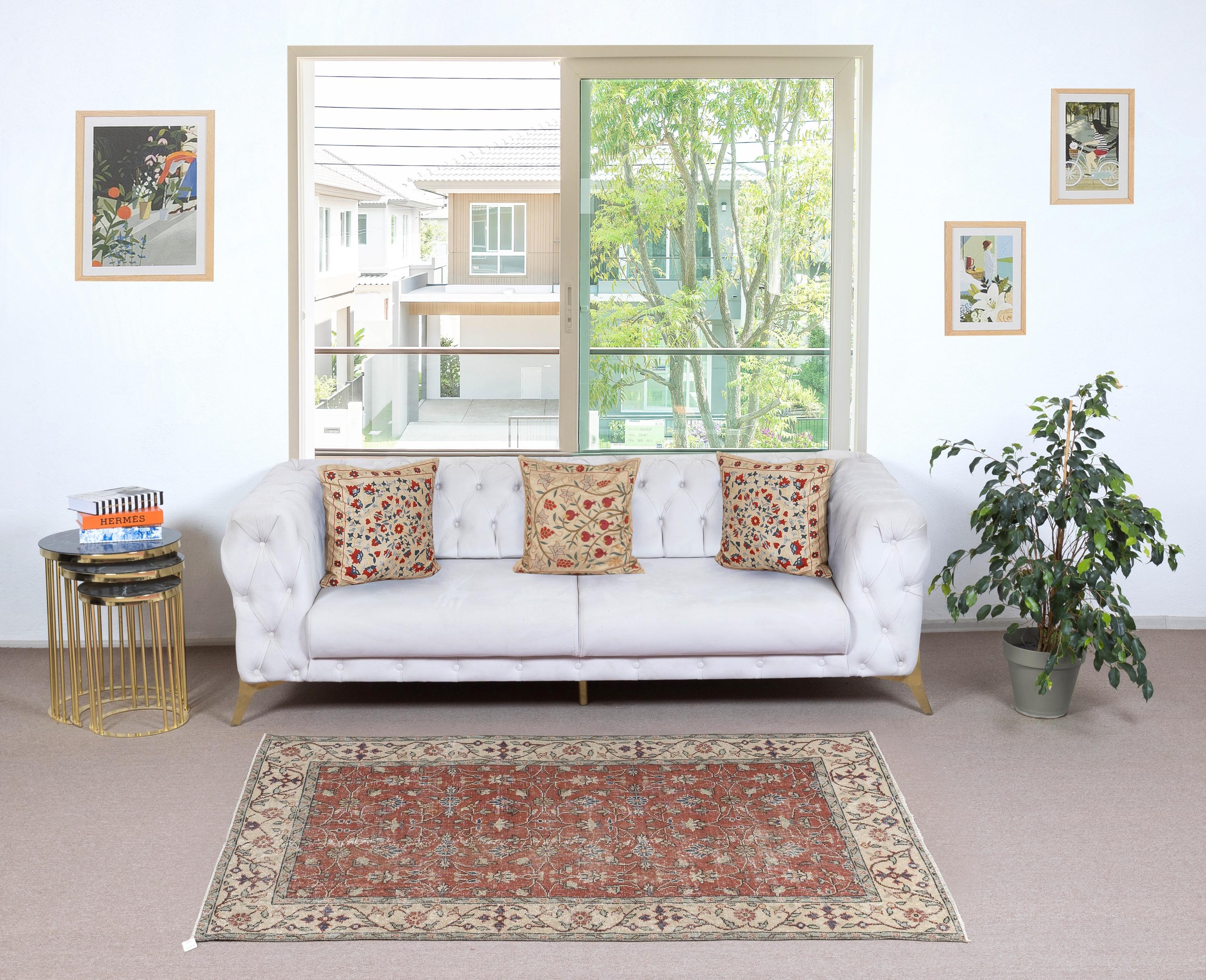 Infondi nella tua casa la bellezza senza tempo di questo tradizionale tappeto turco vintage fatto a mano, un capolavoro annodato a mano e realizzato con una lussuosa miscela di lana e cotone. Tessuto da abili artigiani con tecniche secolari, questo