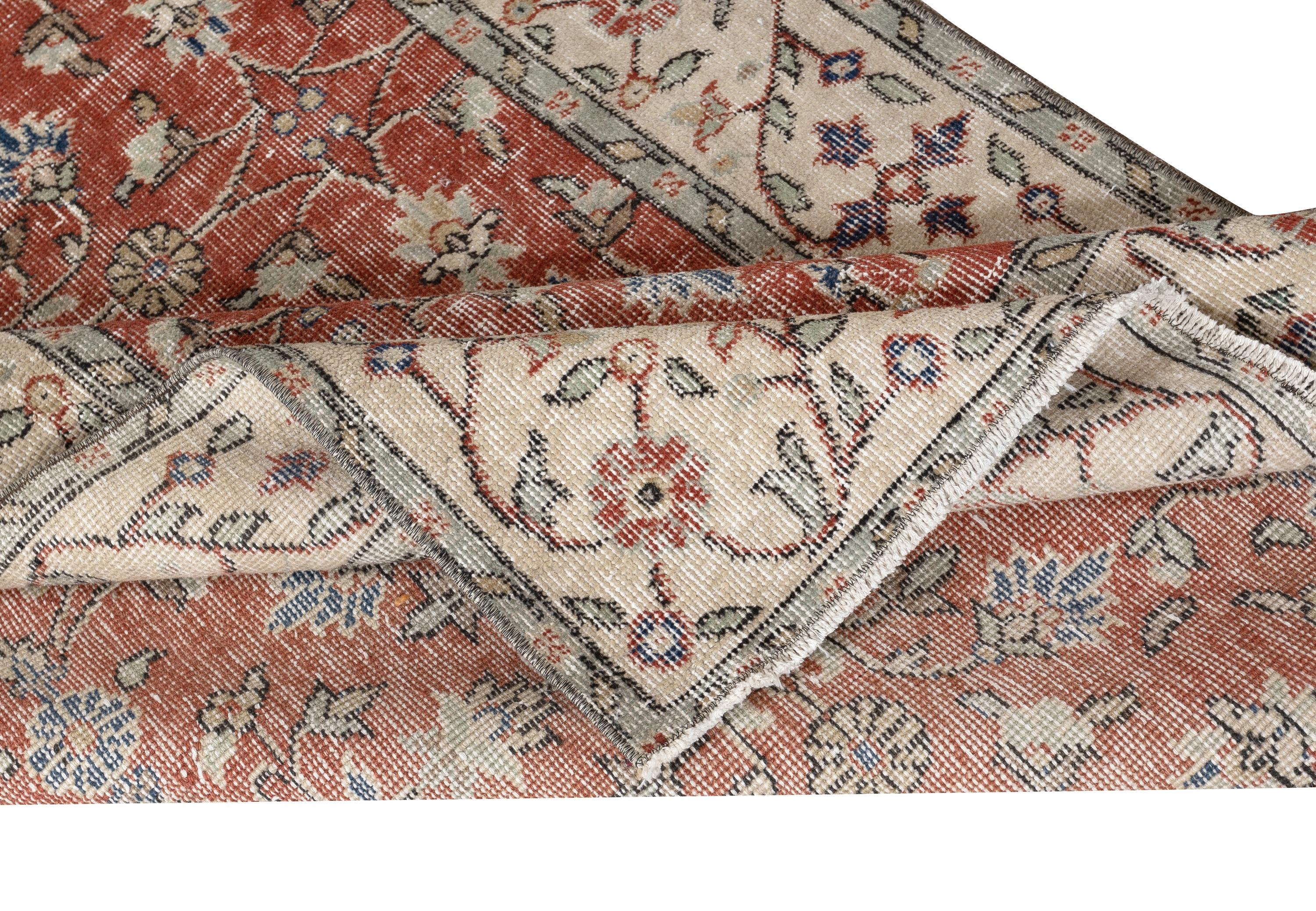 Rustico 3.7x6.5 Ft Tappeto d'epoca fatto a mano in lana rossa turca con disegno floreale in vendita