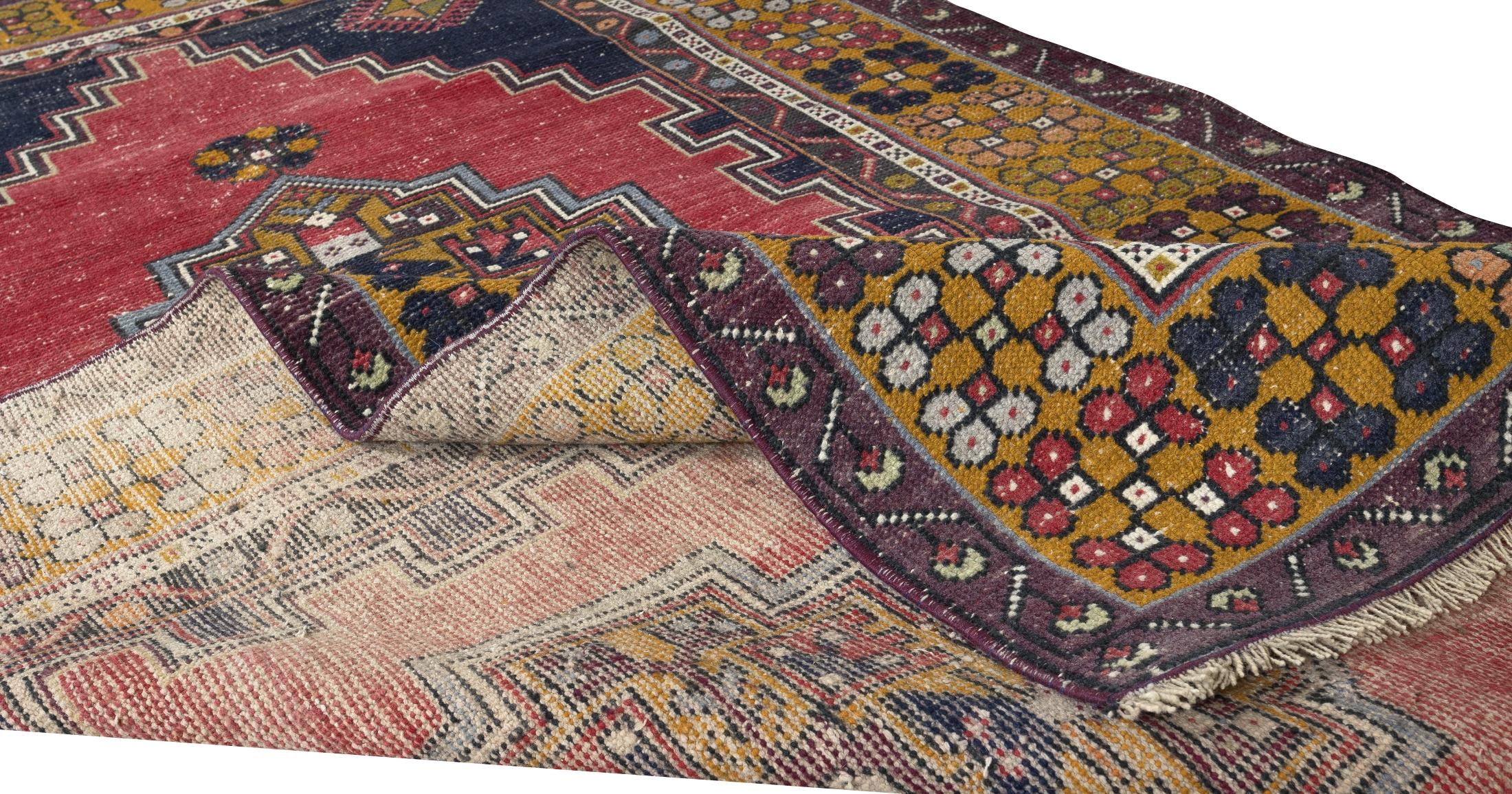 Ein türkischer Vintage-Teppich. Fein handgeknüpft mit gleichmäßigem, mittelhohem Wollflor auf Baumwollgrund. Sehr guter Zustand. Robust und so sauber wie ein nagelneuer Teppich (professionell tiefgewaschen).
Größe: 3,7 x 6,6 ft.