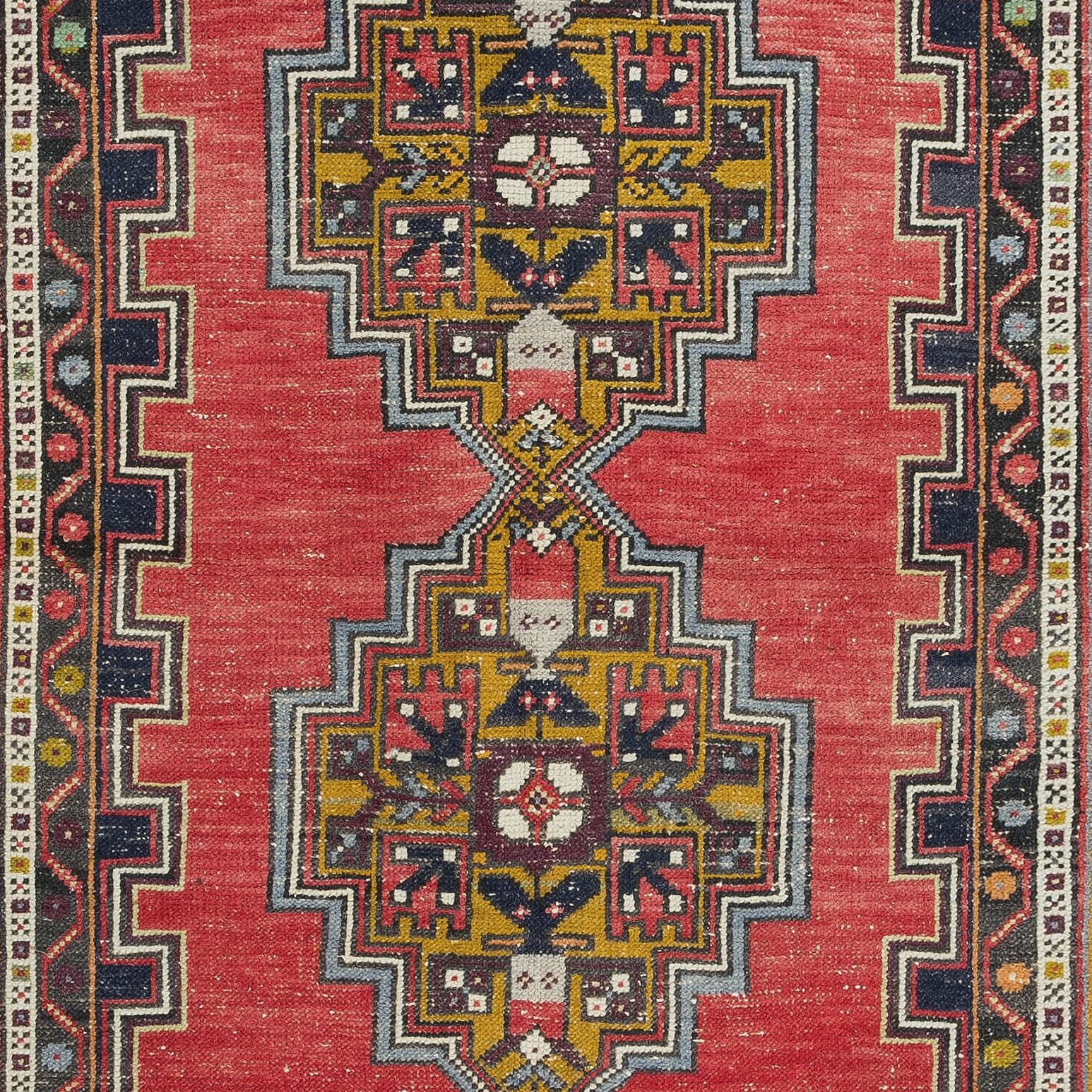 3.7x6.6 Ft Vintage Handgefertigter orientalischer Teppich in Rot, Gold, Dunkelblau, Rosa und Grün (Türkisch) im Angebot