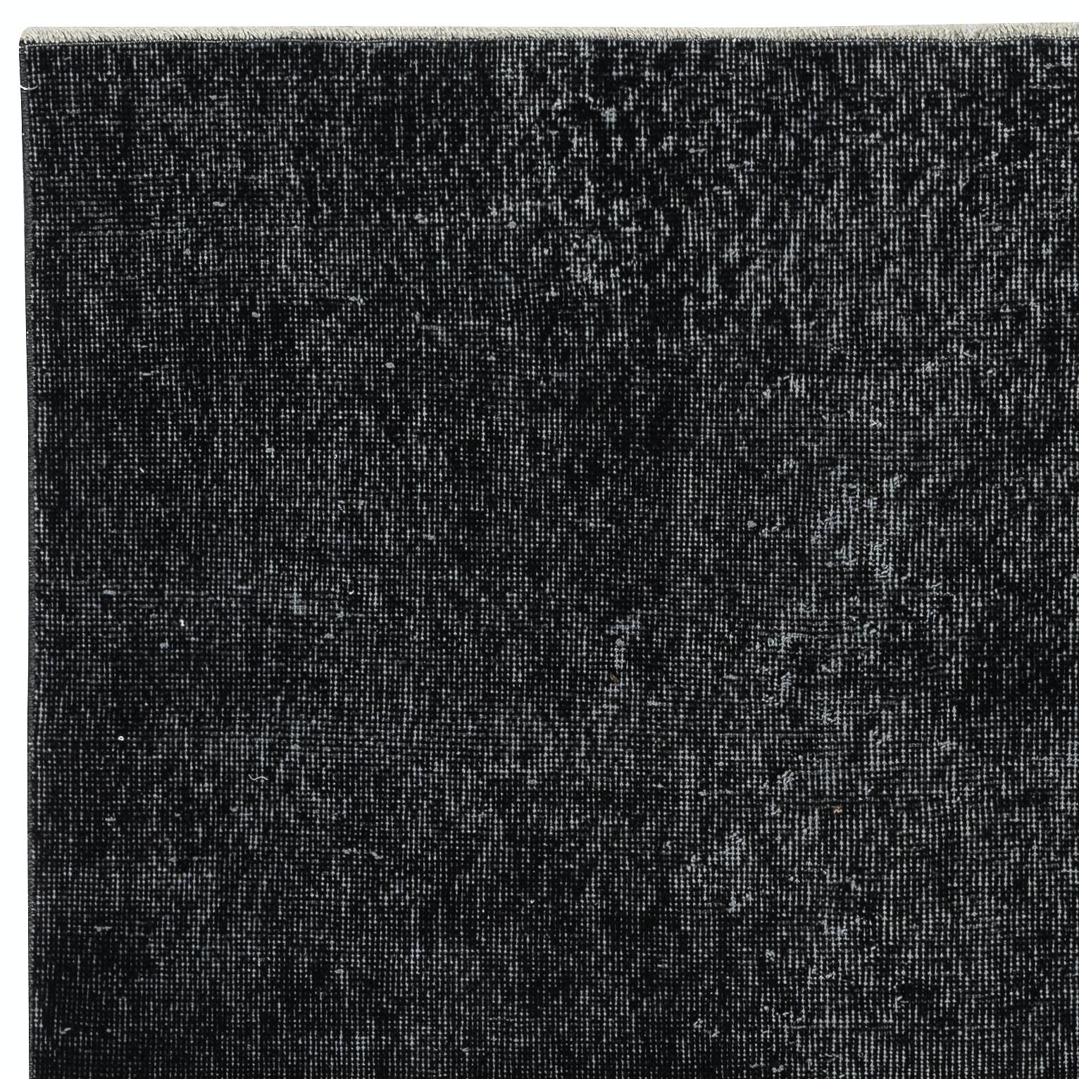 3.7x6.7 Ft Schwarz Overdyed Handgefertigter Teppich. Vintage Turkish Area Rug für Wohnzimmer (Handgeknüpft) im Angebot