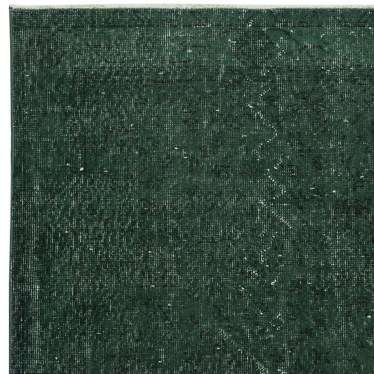 3.7x6.7 Ft Dunkelgrüner handgefertigter Akzentteppich aus der Türkei. Great 4 Modern Interiors (Türkisch) im Angebot