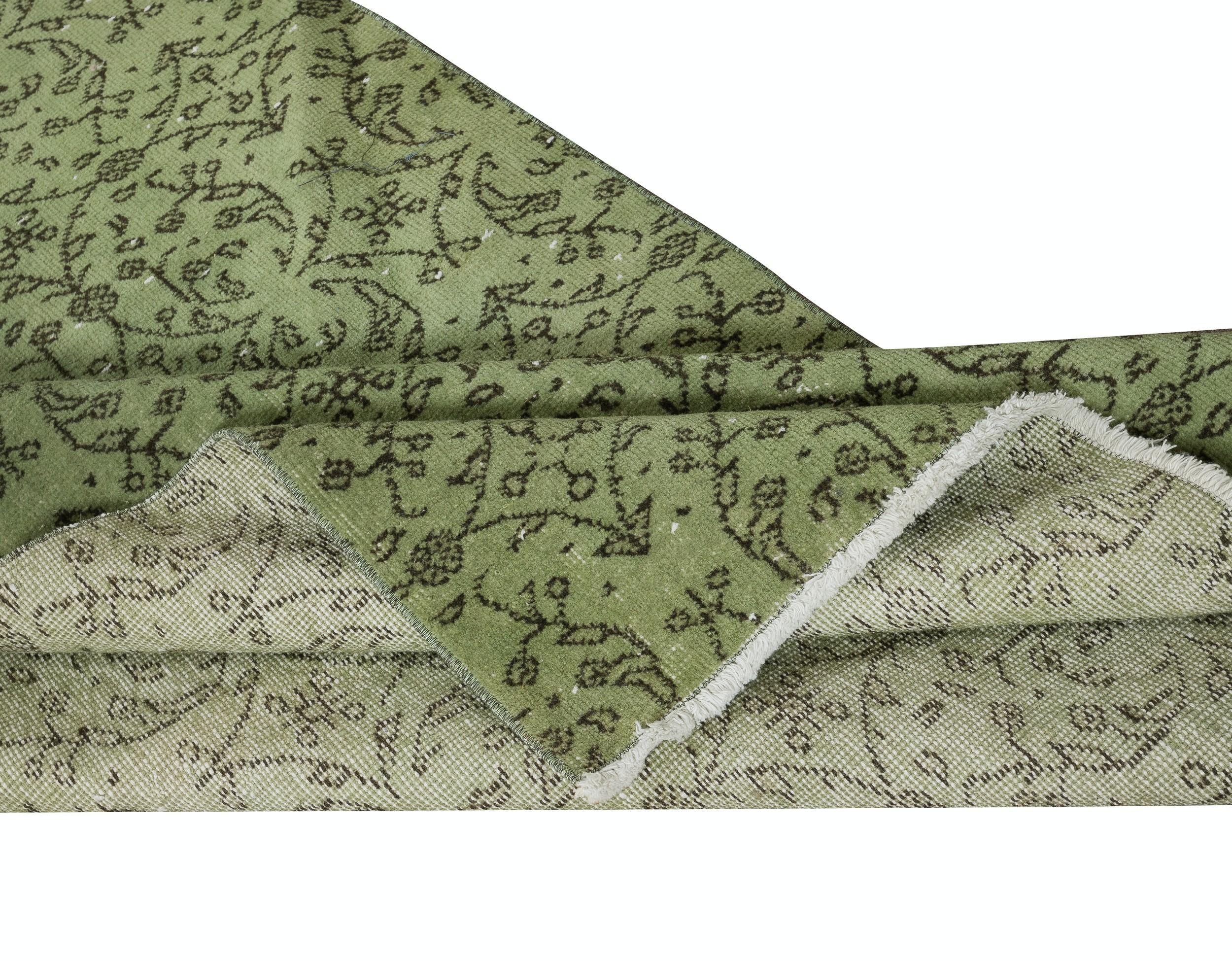 3.7x6.7 Ft Grüner moderner Akzent-Teppich mit Blumenmuster mit modernem Akzent, handgefertigt in der Türkei (Moderne) im Angebot