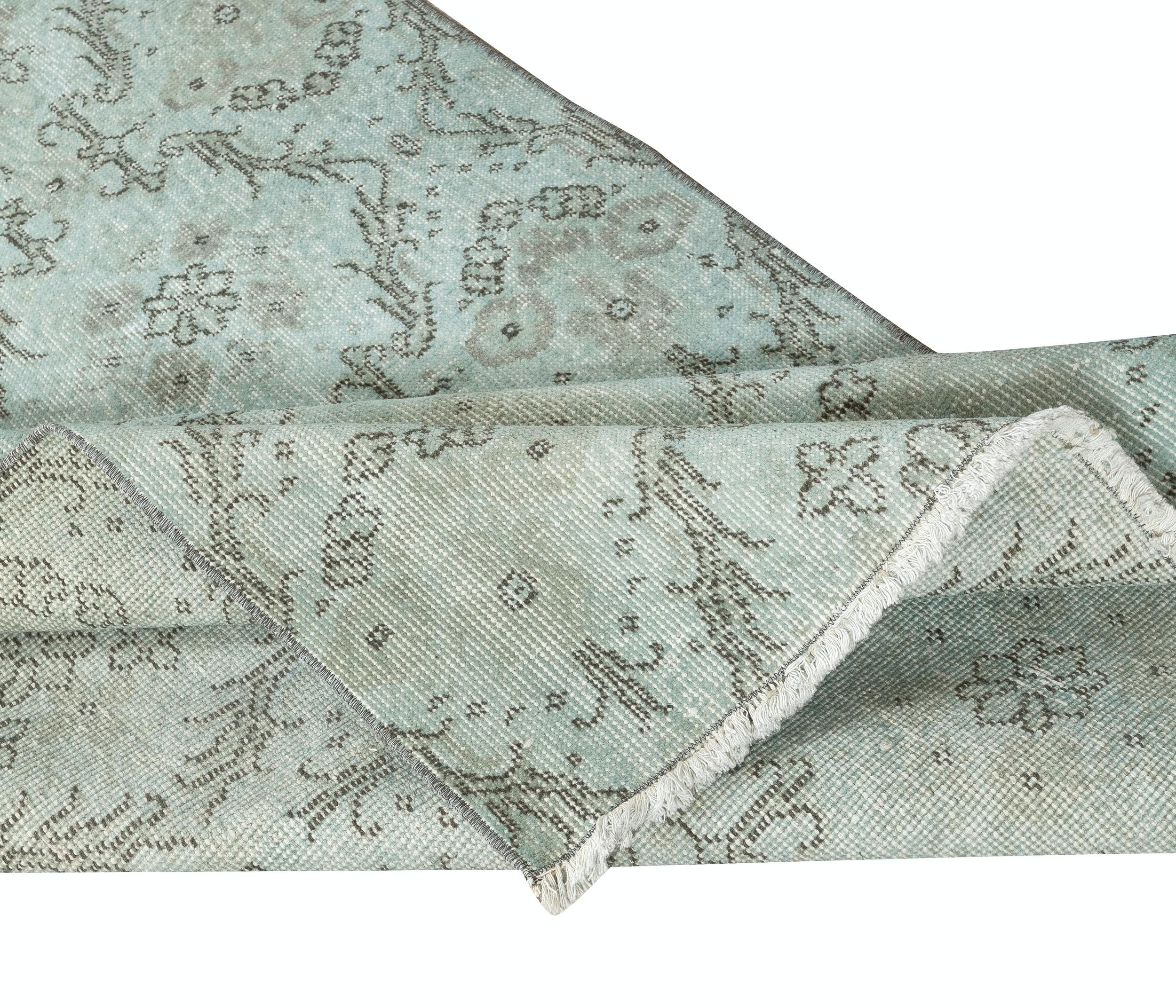 Moderno Tappeto d'accento turco fatto a mano di colore blu chiaro con design floreale 3.7x6.7 Ft in vendita
