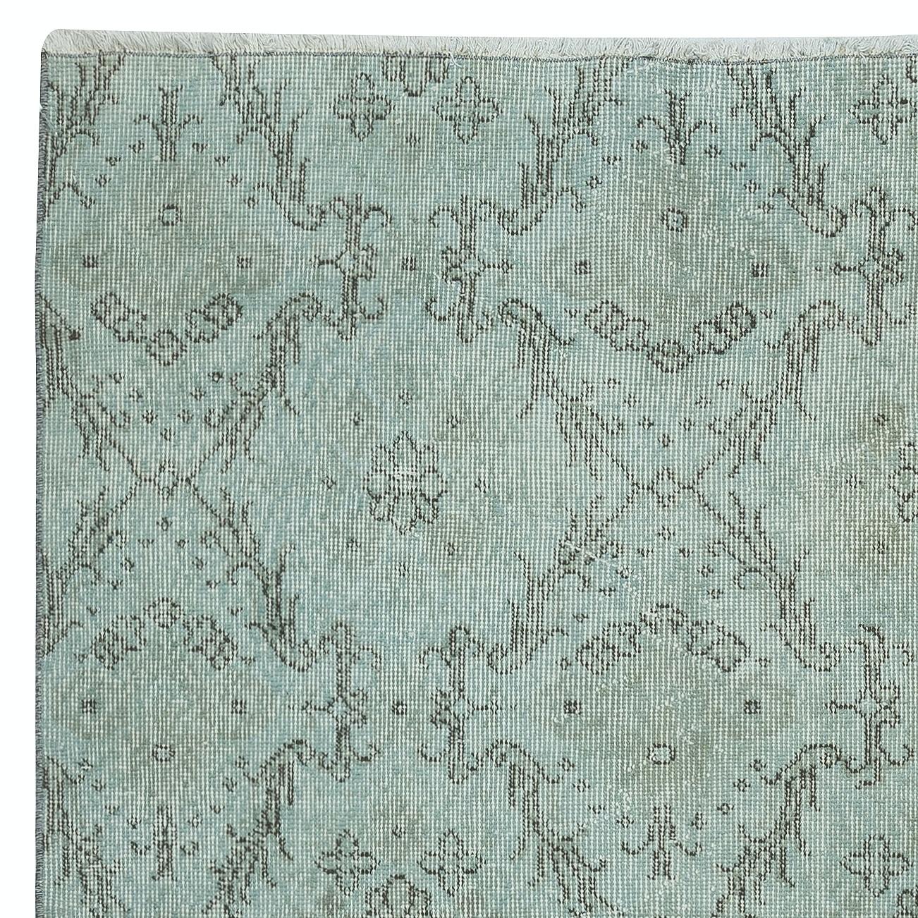 Turco Tappeto d'accento turco fatto a mano di colore blu chiaro con design floreale 3.7x6.7 Ft in vendita