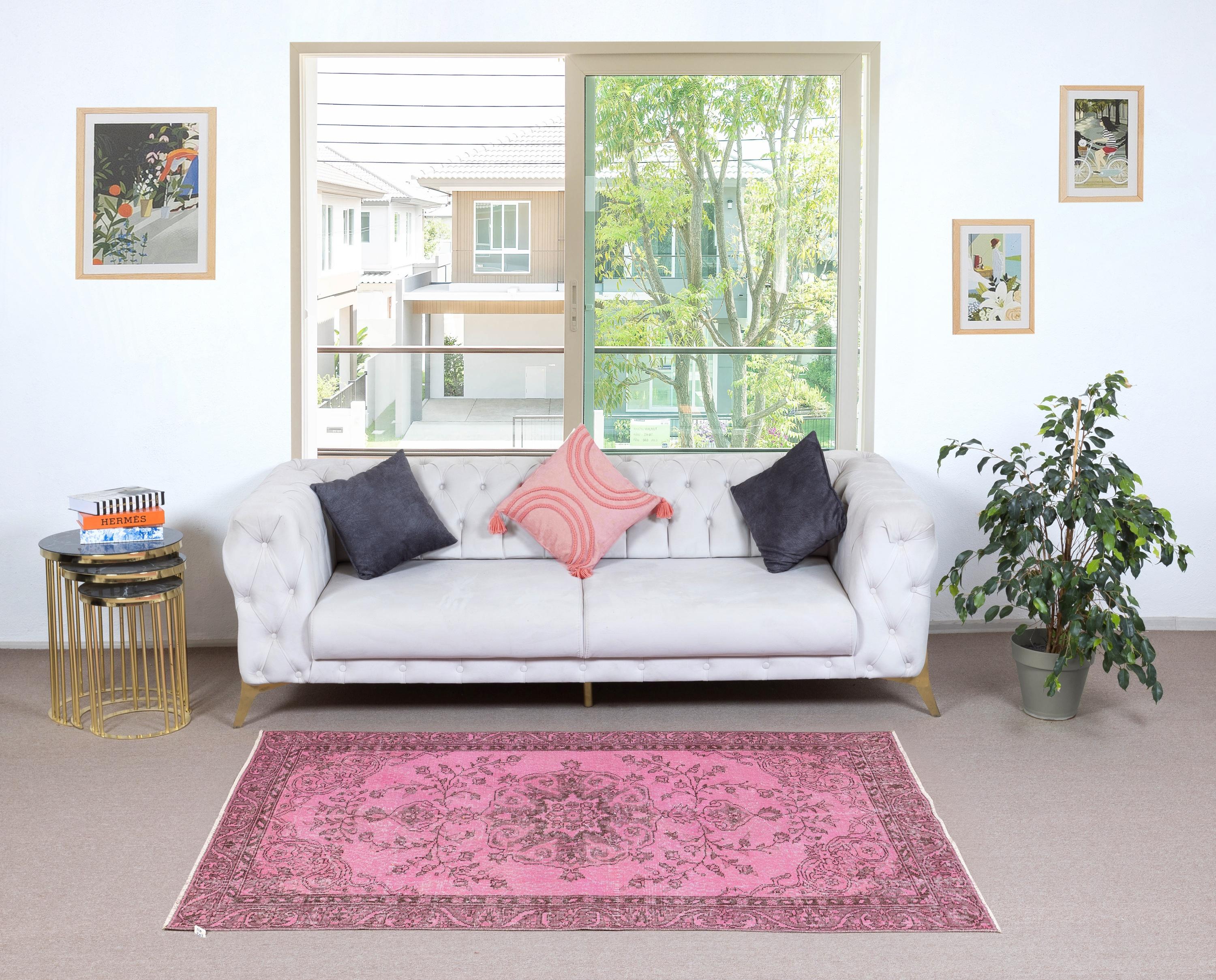 Unsere gefärbten Teppiche sind allesamt handgeknüpfte türkische Vintage-Teppiche, die in unserer Werkstatt sorgfältig restauriert und neu gestaltet wurden, damit sie zu einer breiten Palette von Einrichtungsstilen passen - von modern und