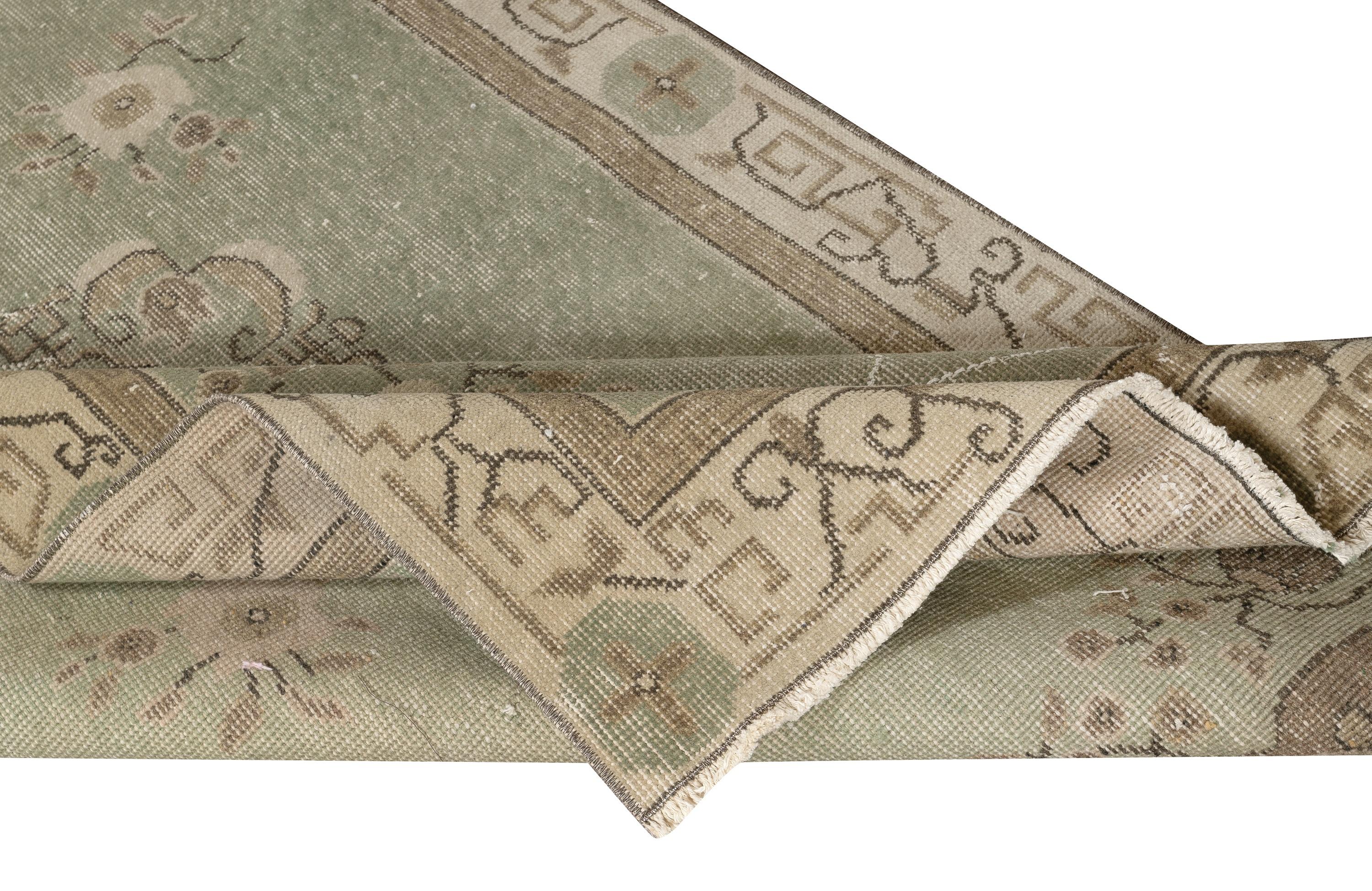 3.7x6.7 Ft Grüner Vintage-Teppich mit chinesischem Art Deco-Design. Handgeknüpft in der Türkei (Moderne) im Angebot