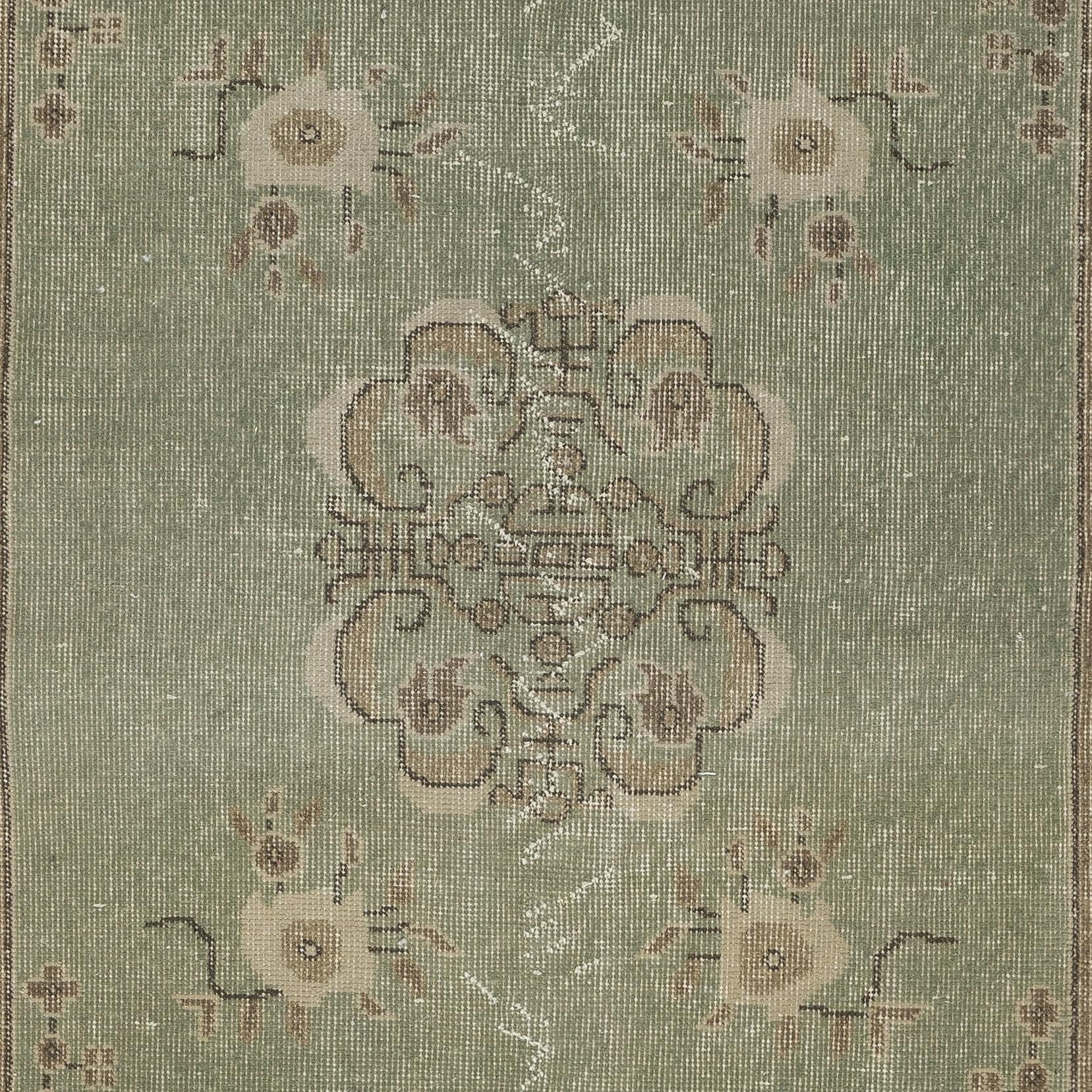 3.7x6.7 Ft Grüner Vintage-Teppich mit chinesischem Art Deco-Design. Handgeknüpft in der Türkei (Türkisch) im Angebot