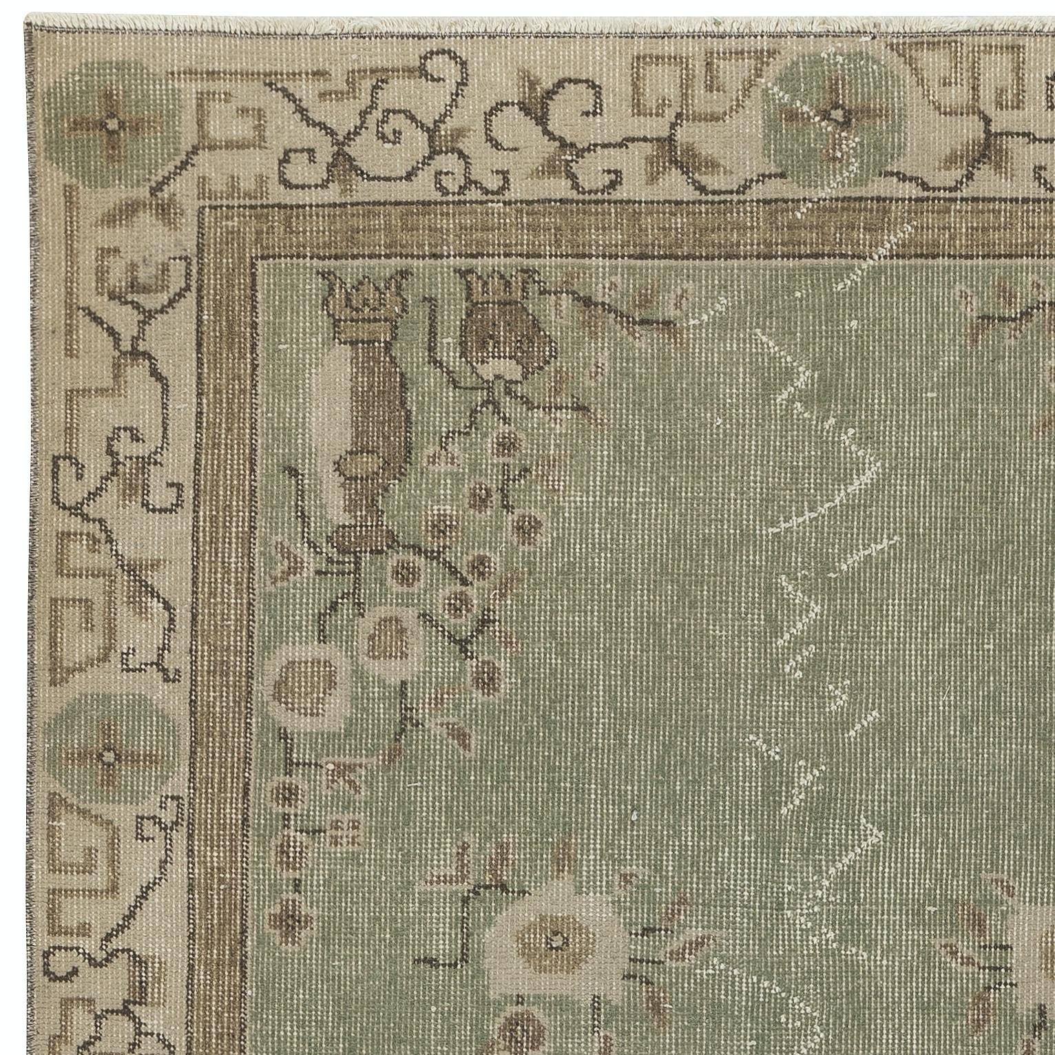 3.7x6.7 Ft Grüner Vintage-Teppich mit chinesischem Art Deco-Design. Handgeknüpft in der Türkei im Zustand „Gut“ im Angebot in Spring Valley, NY