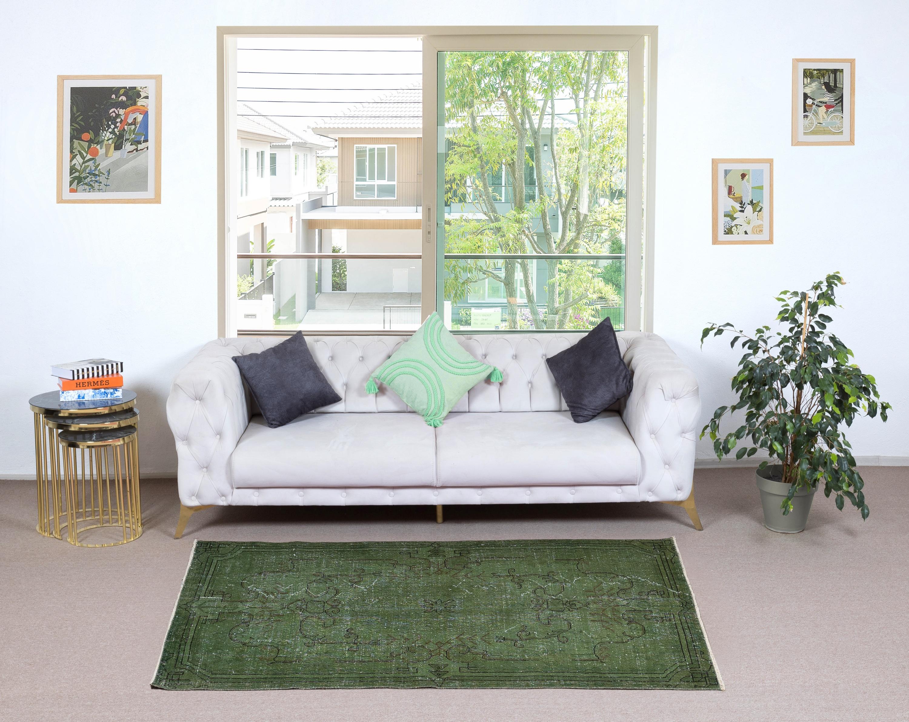 Unsere gefärbten Teppiche sind allesamt handgeknüpfte türkische Vintage-Teppiche, die in unserer Werkstatt sorgfältig restauriert und neu gestaltet wurden, damit sie zu einer breiten Palette von Einrichtungsstilen passen - von modern und